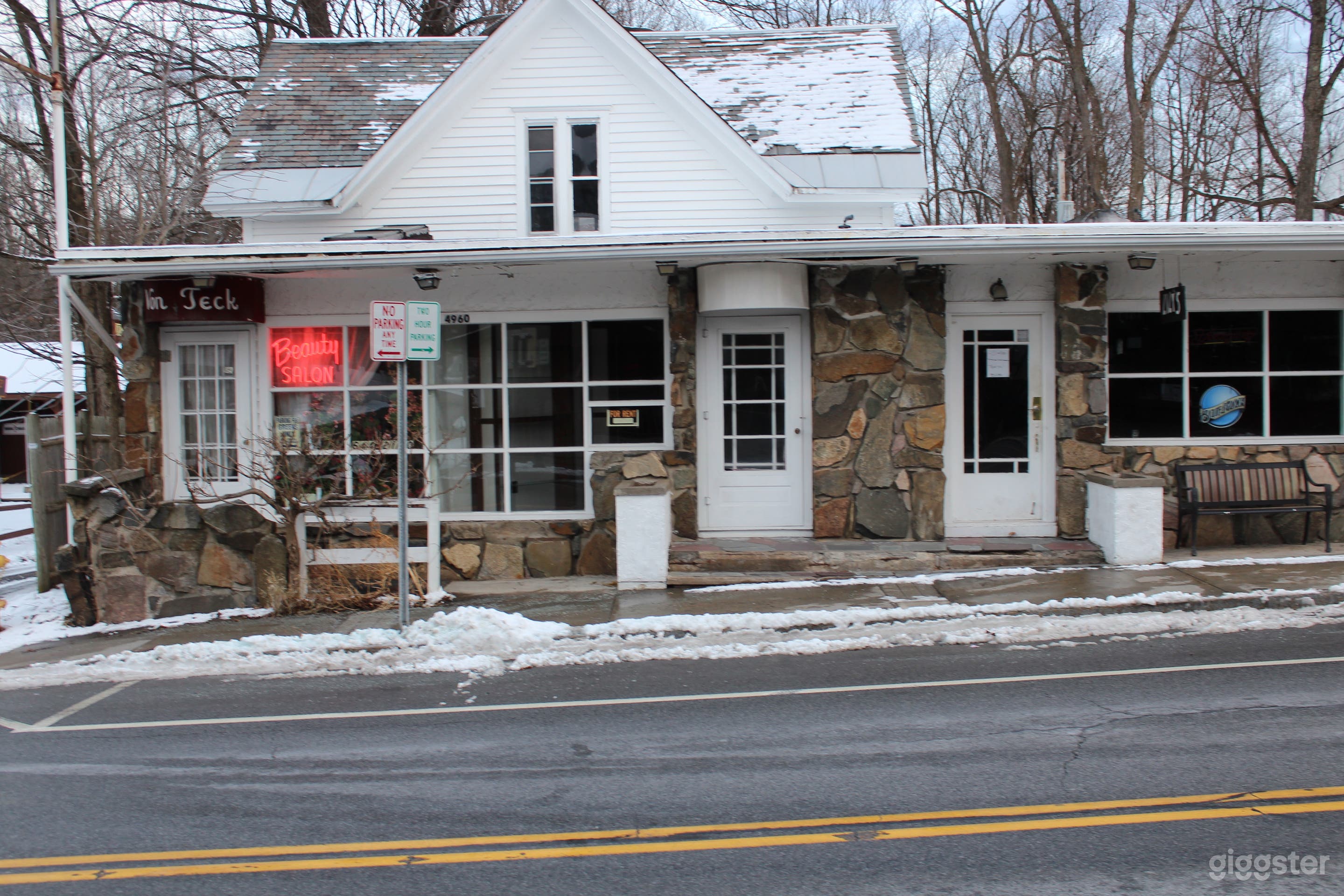 Unique beautiful bar/lounge Main st. Bolton Landin Photo 1