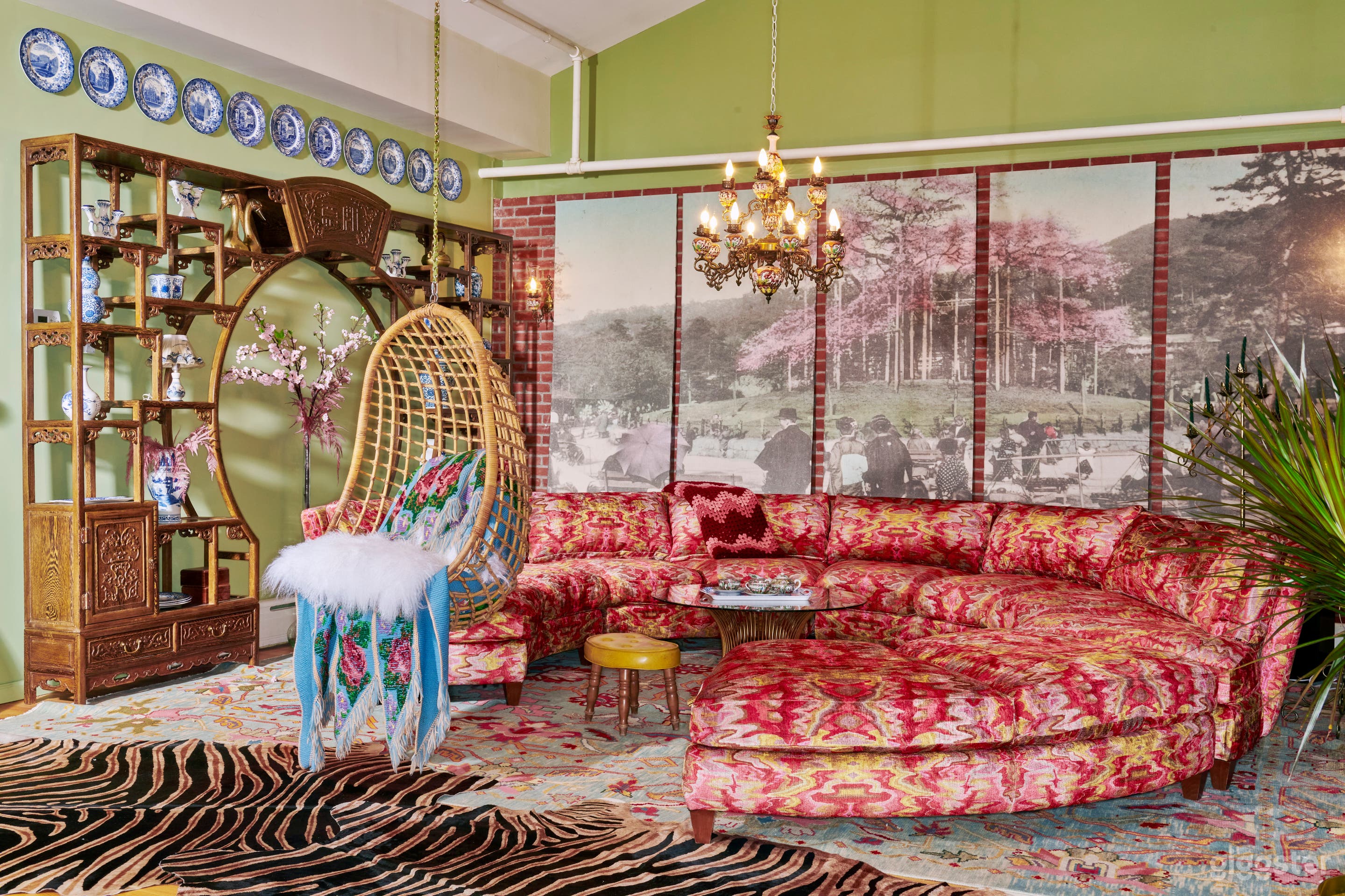 LARGE LOFT with CREATIVE DESIGN, ART & ANTIQUES Photo 1