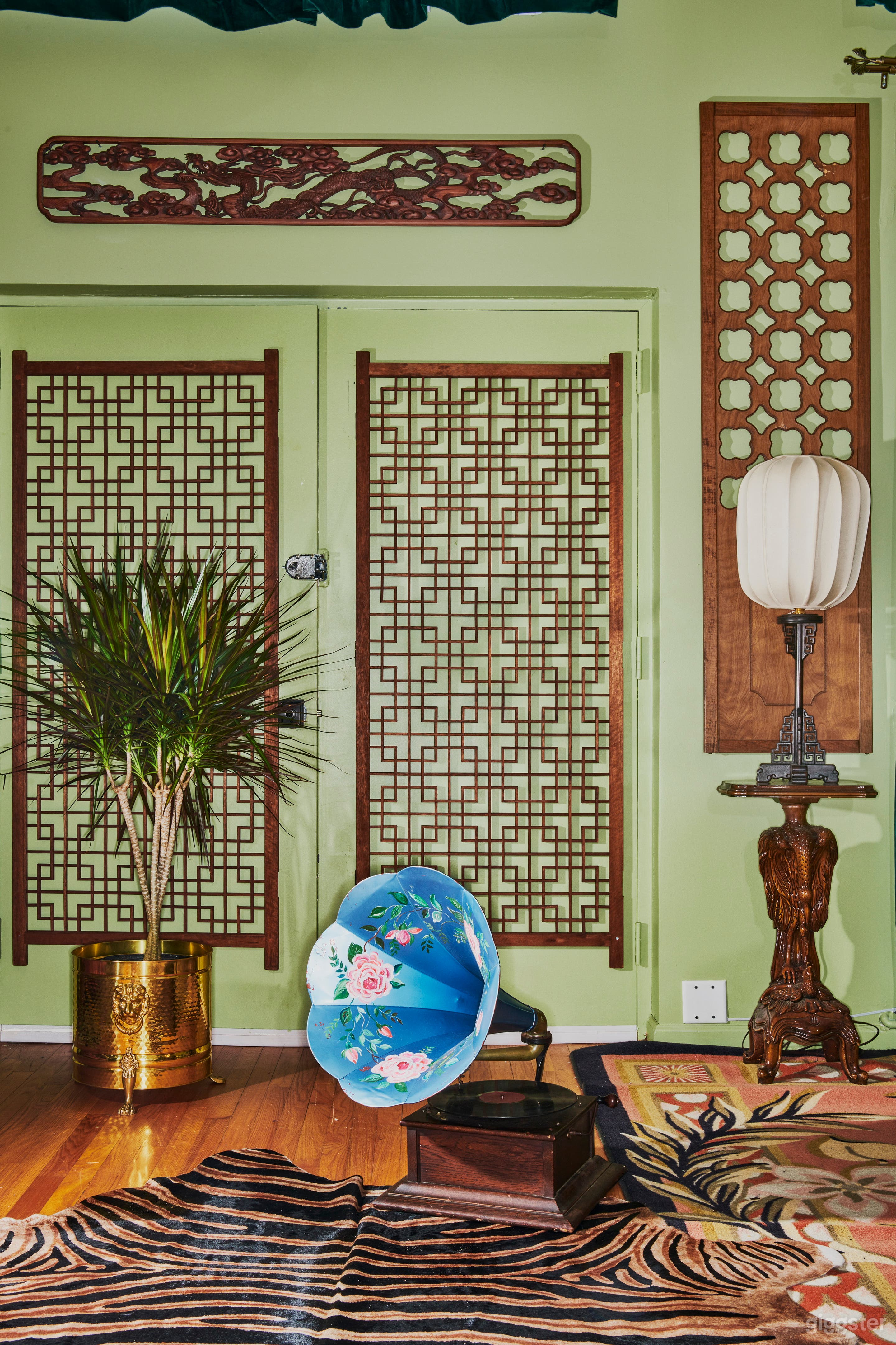 LARGE LOFT with CREATIVE DESIGN, ART & ANTIQUES Photo 4