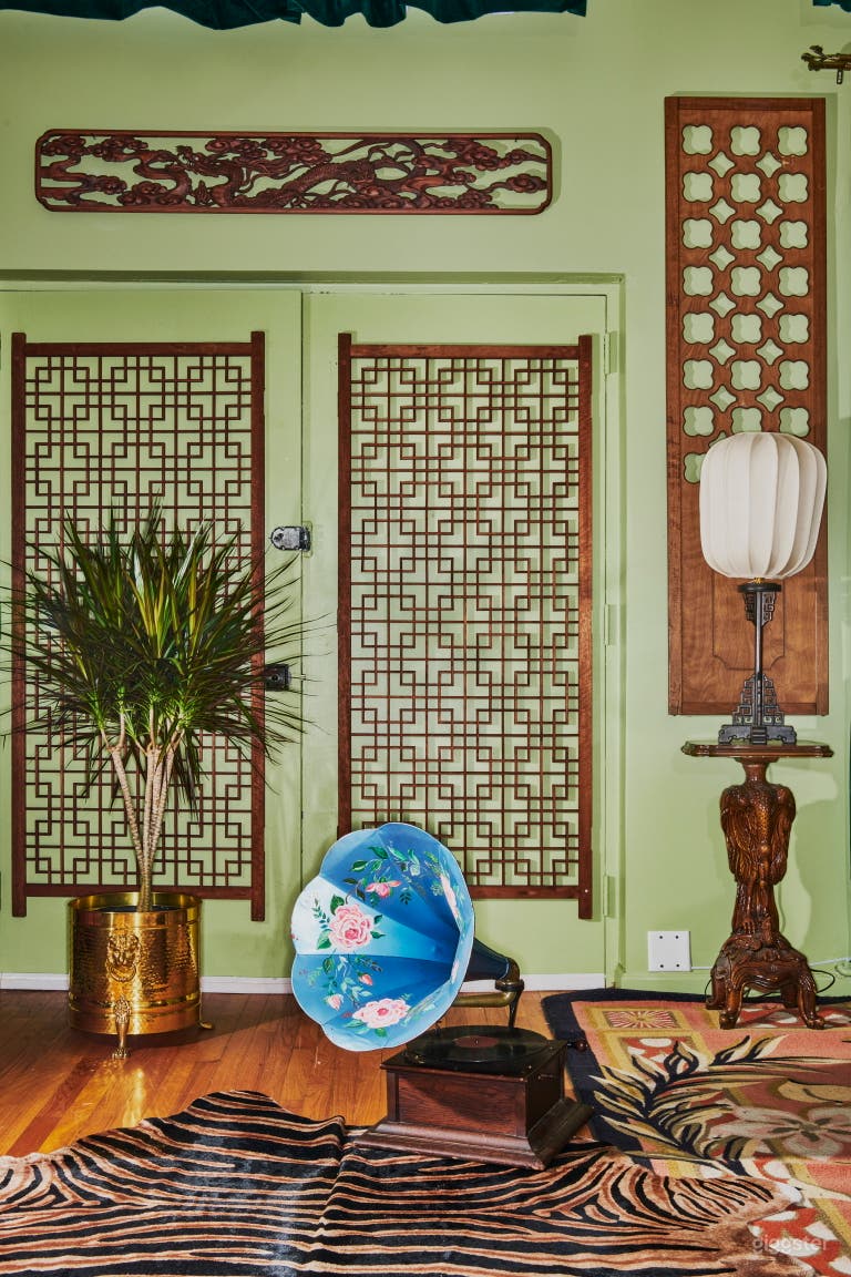  LARGE LOFT with CREATIVE DESIGN, ART & ANTIQUES 