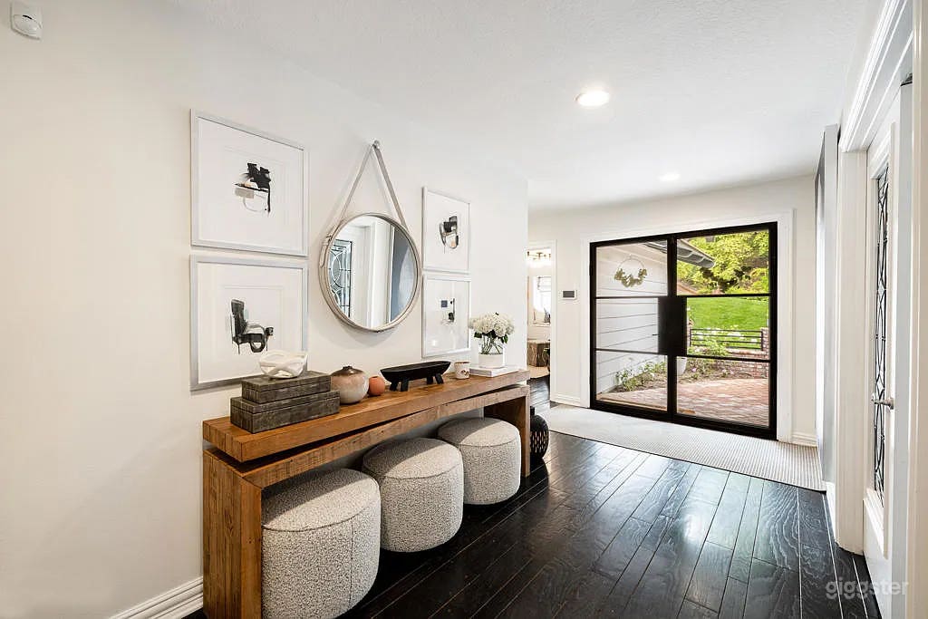 Charming Private Ranch Estate (half acre) Photo 3