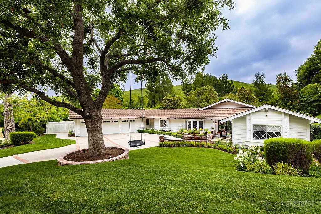 Charming Private Ranch Estate (half acre) Photo 1