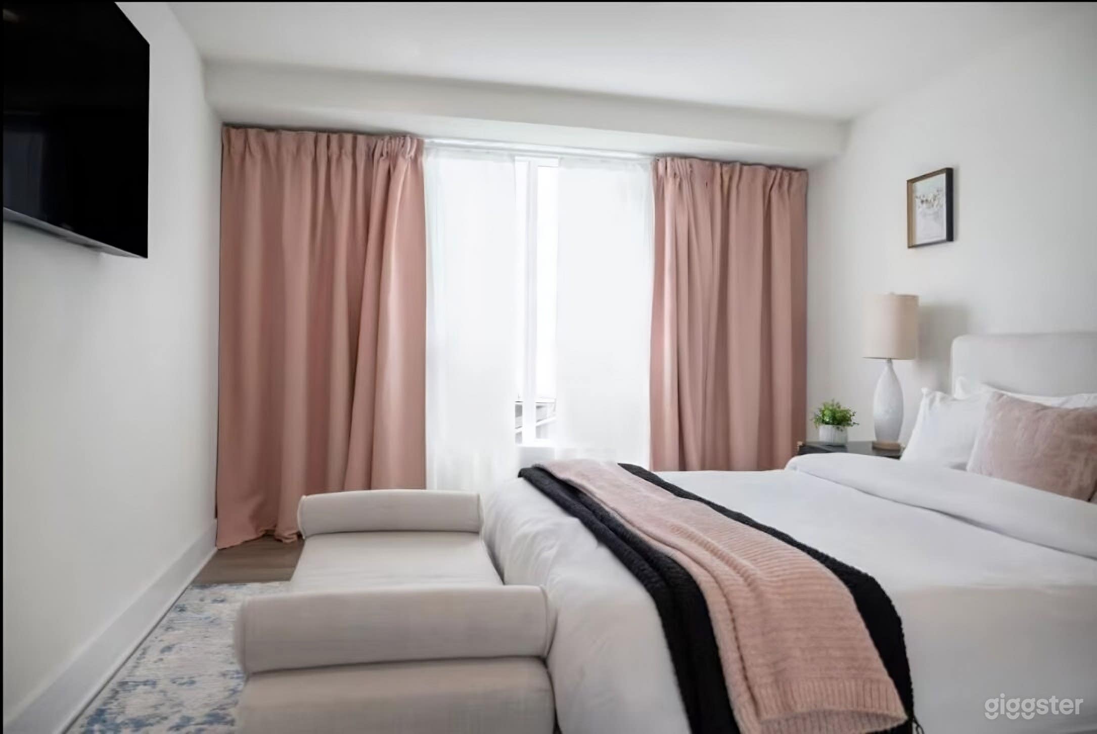 Spacious 5-Bedroom House with Modern Interiors Photo 2