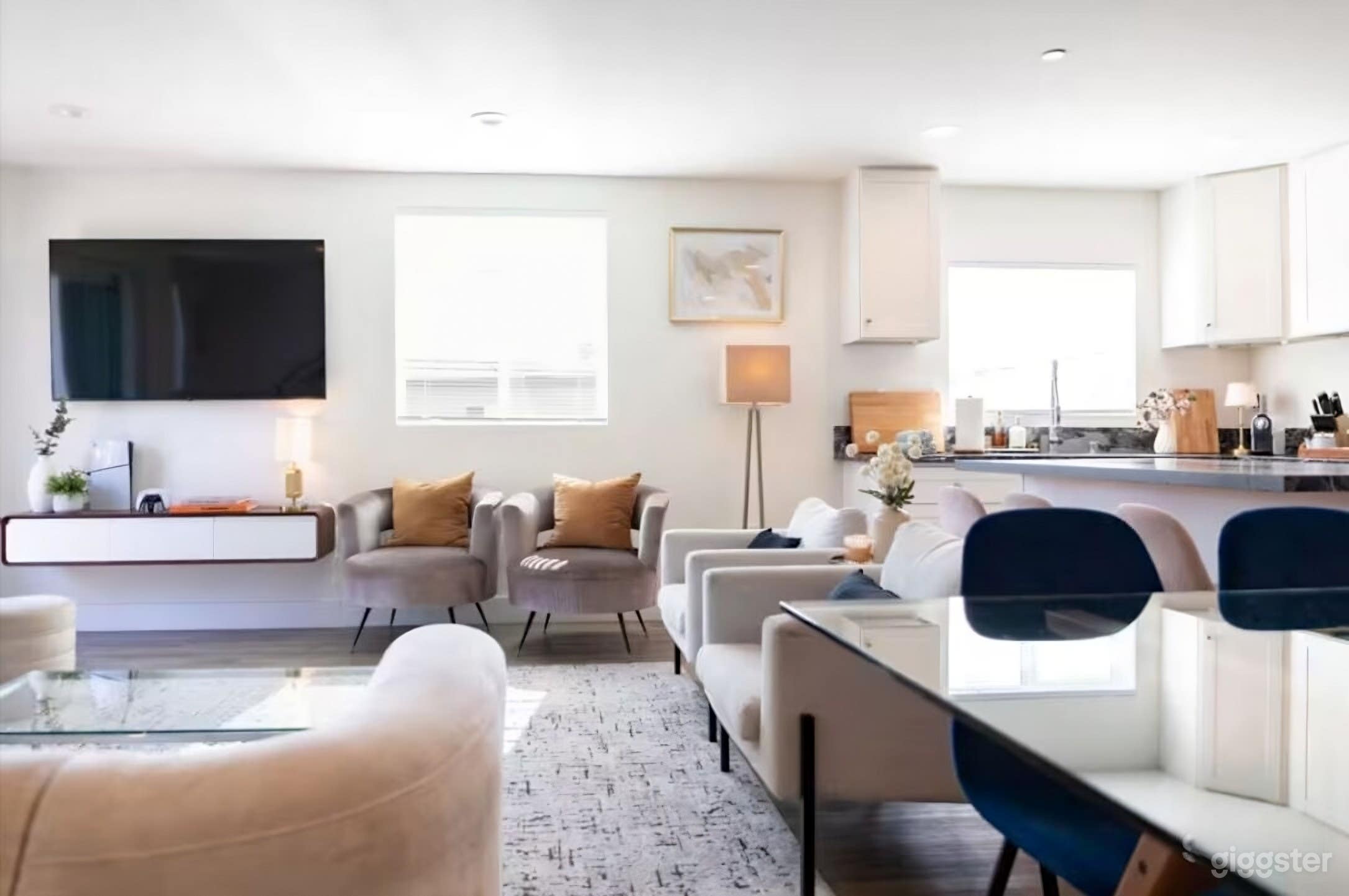 Spacious 5-Bedroom House with Modern Interiors Photo 1