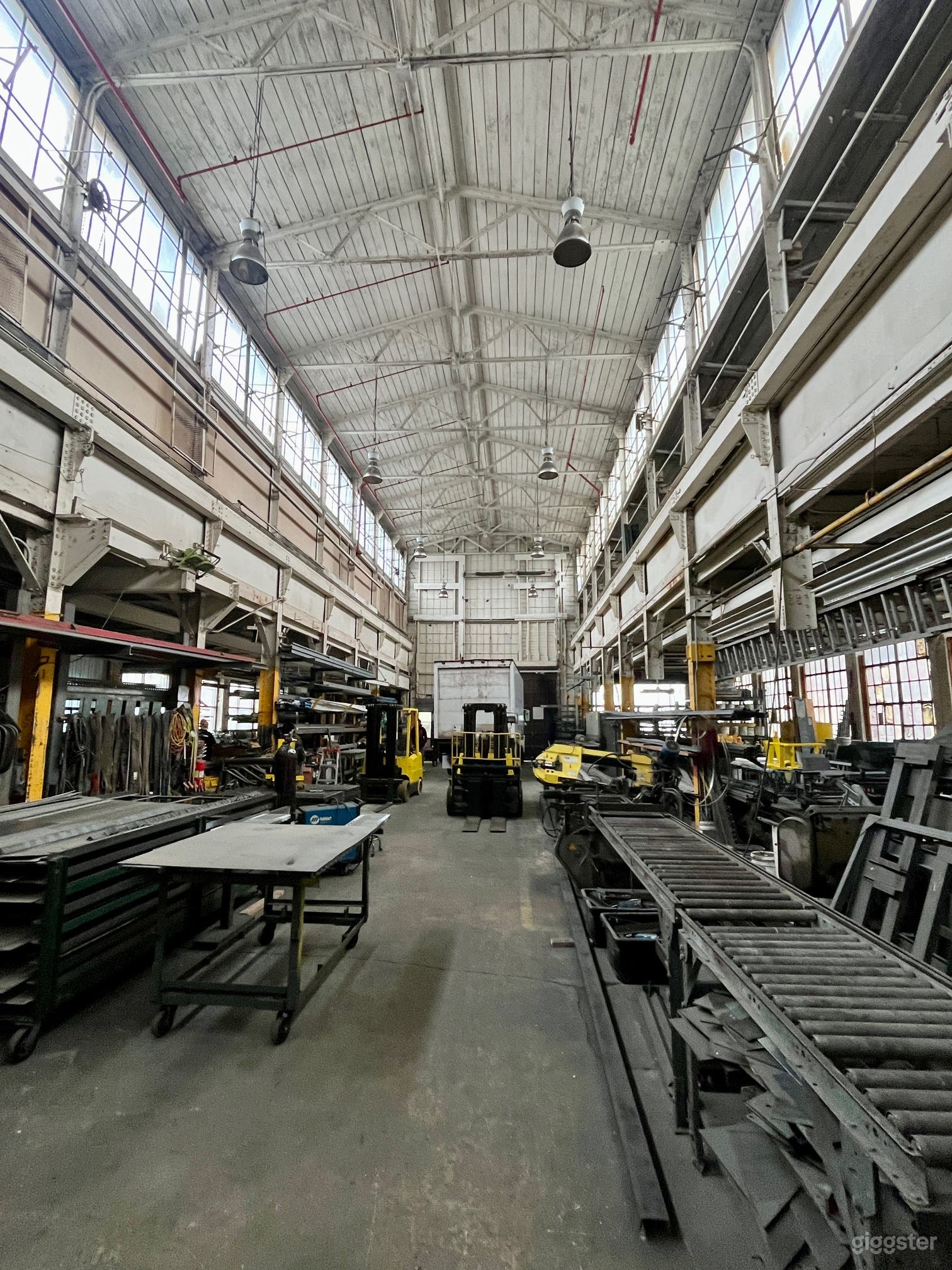 Huge industrial machine shop Photo 1