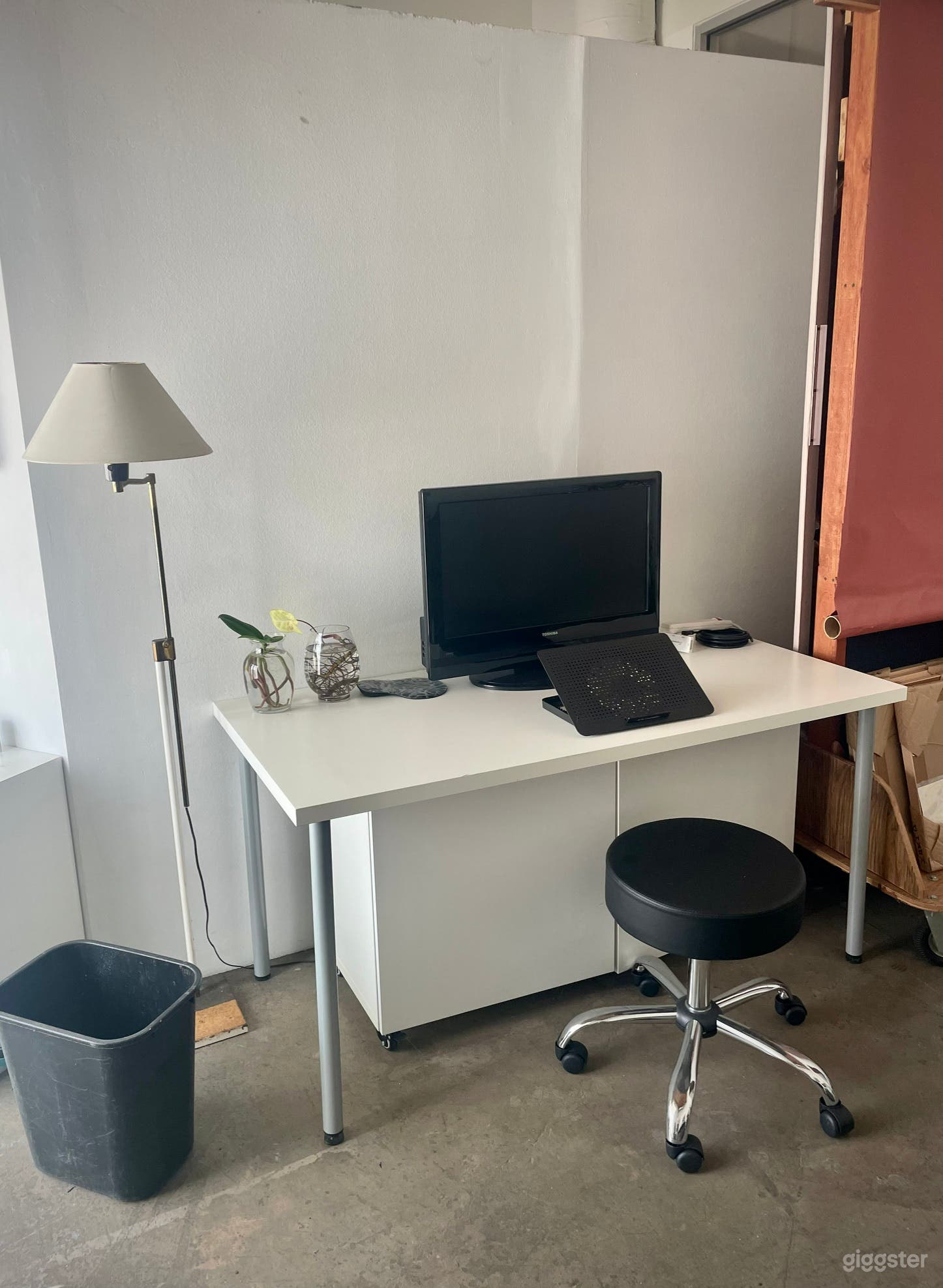 Cozy Ground-Level Meeting Space Photo 3