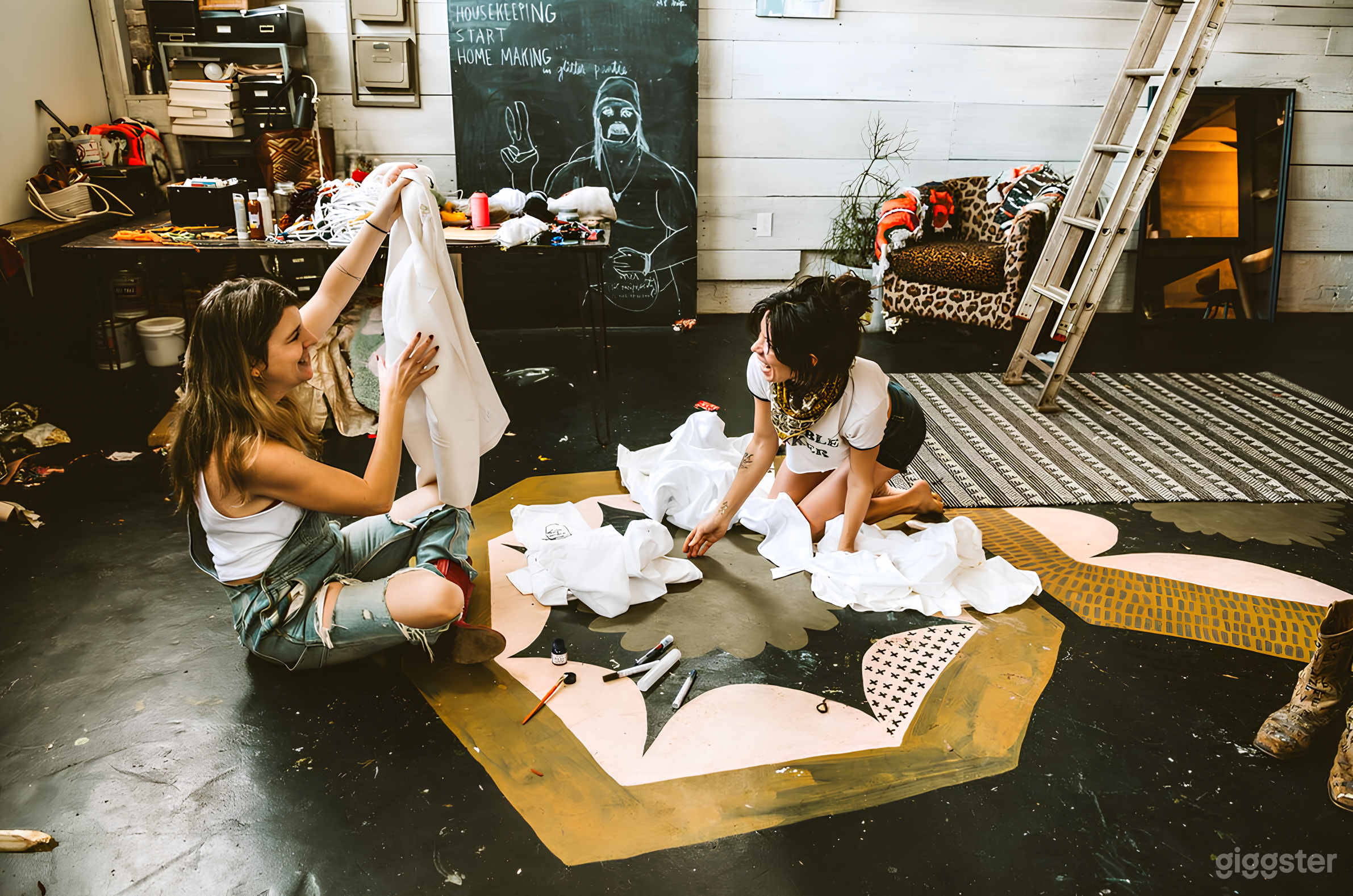 Creative Art Commune Room Photo 4