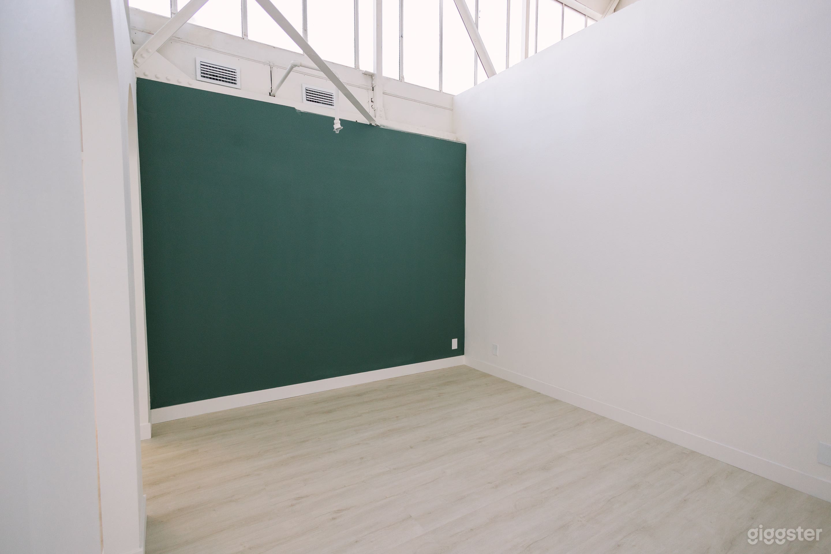 Natural Light Photography Studio / Meeting Space Photo 3