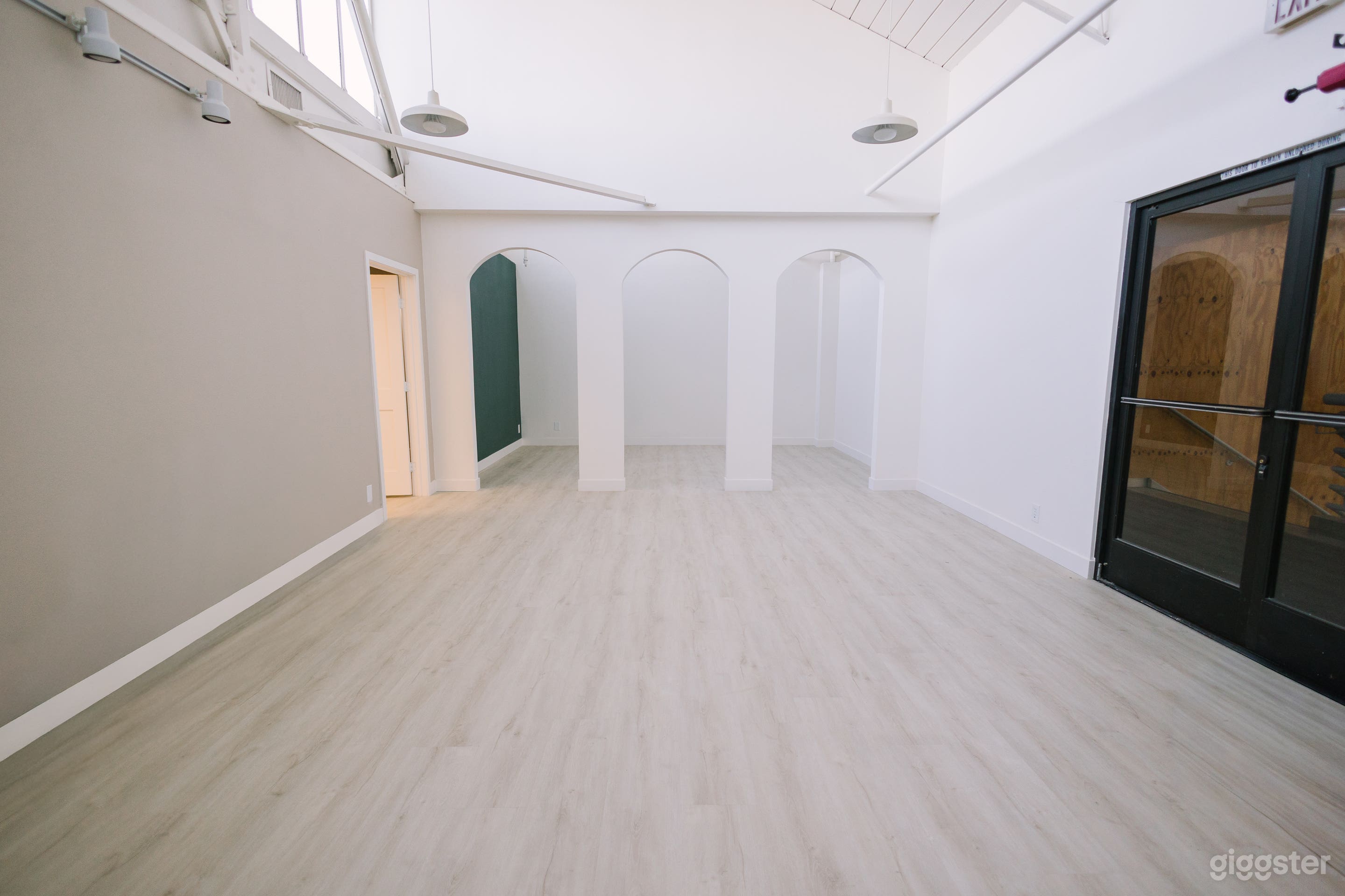 Natural Light Photography Studio / Meeting Space Photo 1