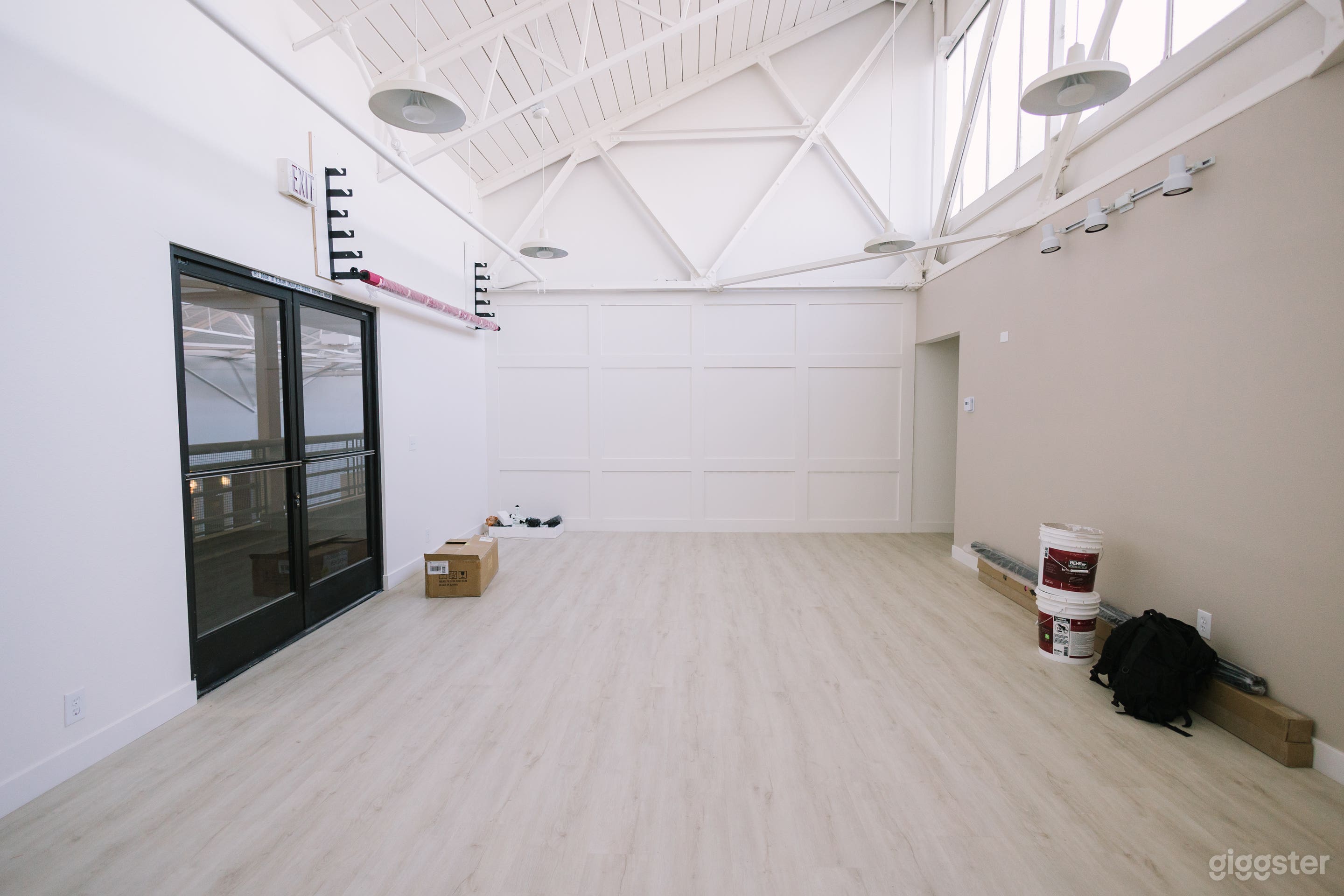 Natural Light Photography Studio / Meeting Space Photo 2