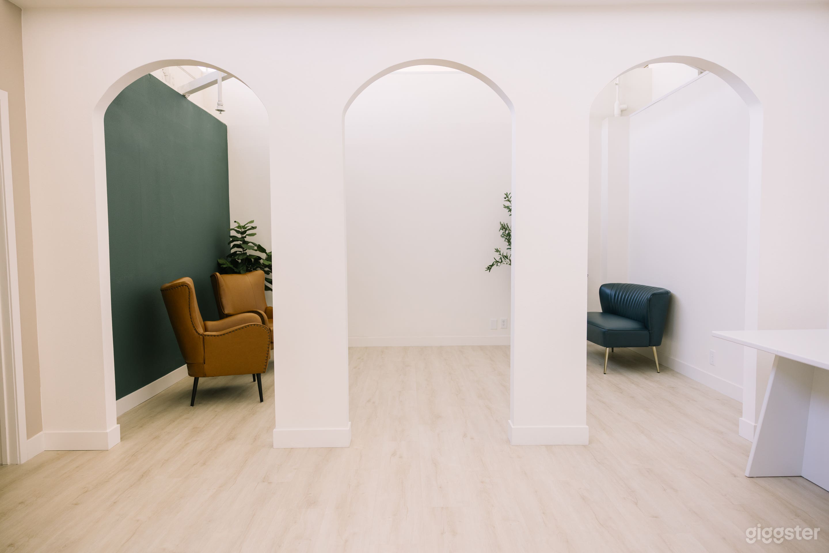 Natural Light Photography Studio / Meeting Space Photo 4