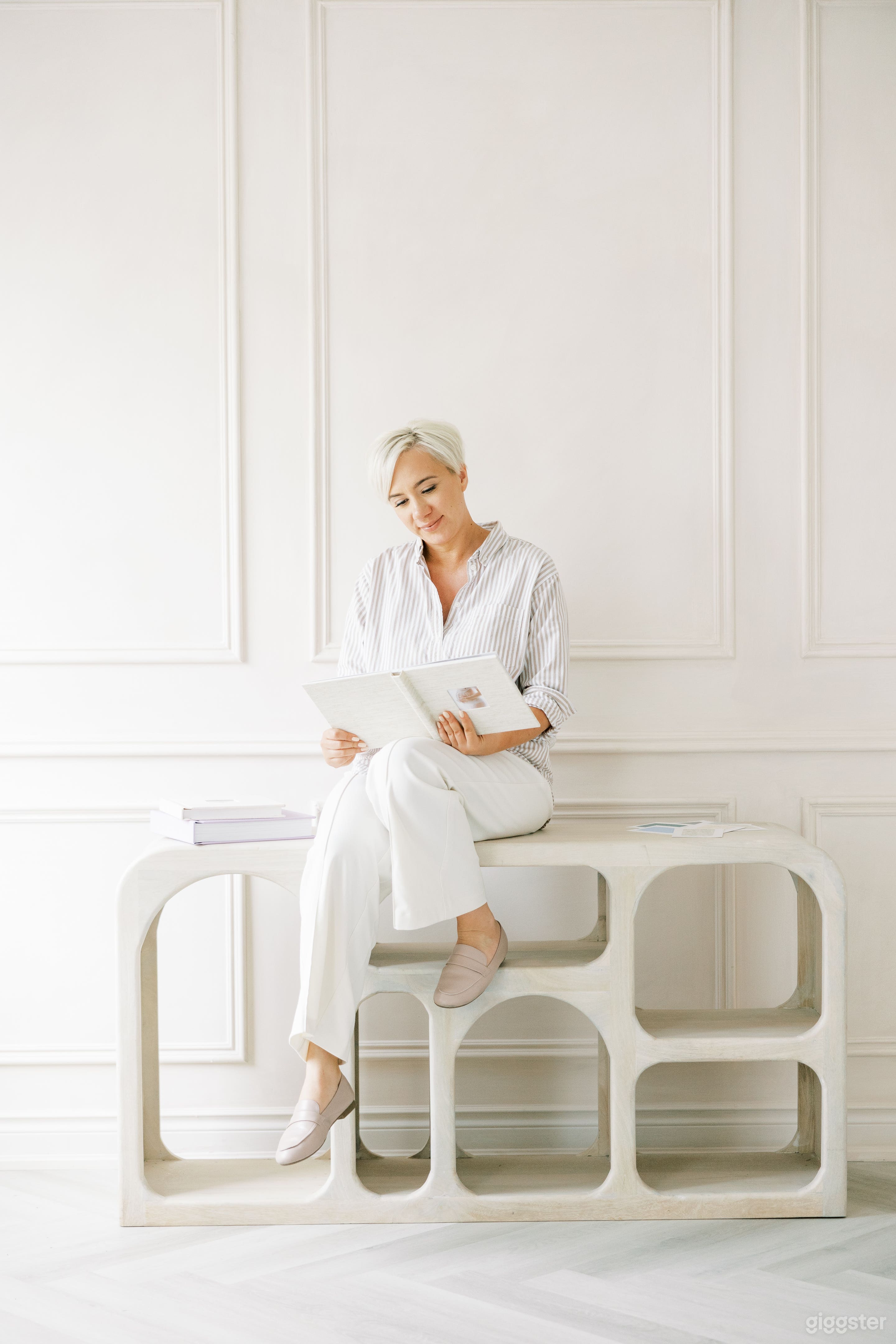 COZY NATURAL LIGHT STUIDO WITH LIMEWASH WALLS Photo 2