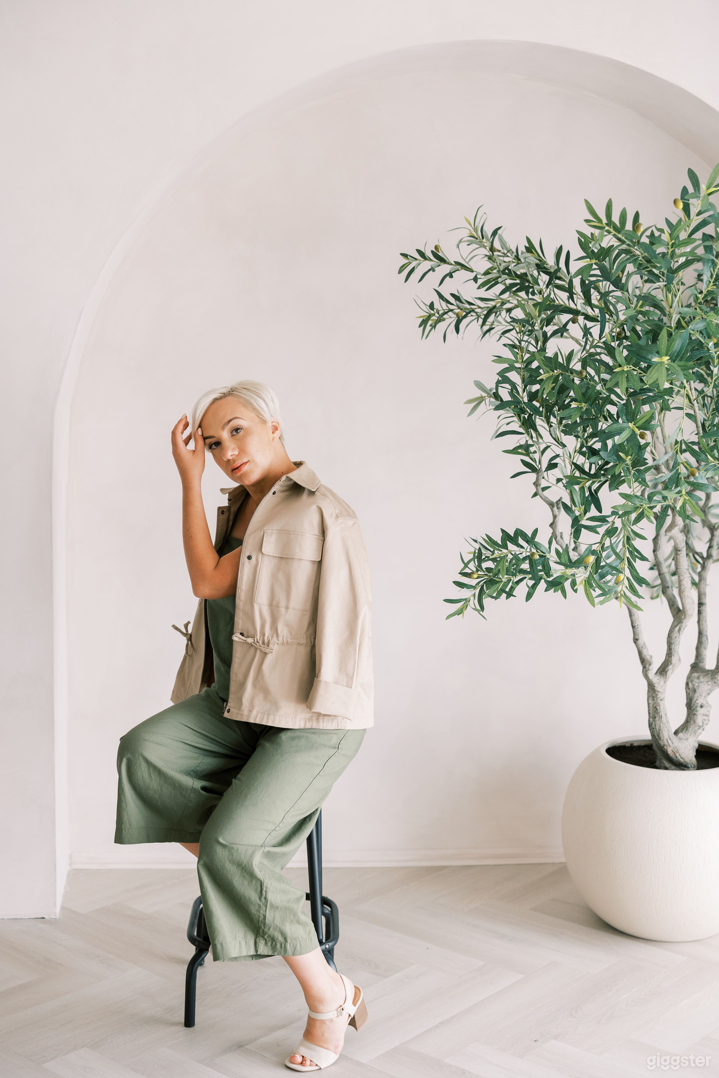 COZY NATURAL LIGHT STUIDO WITH LIMEWASH WALLS Photo 3