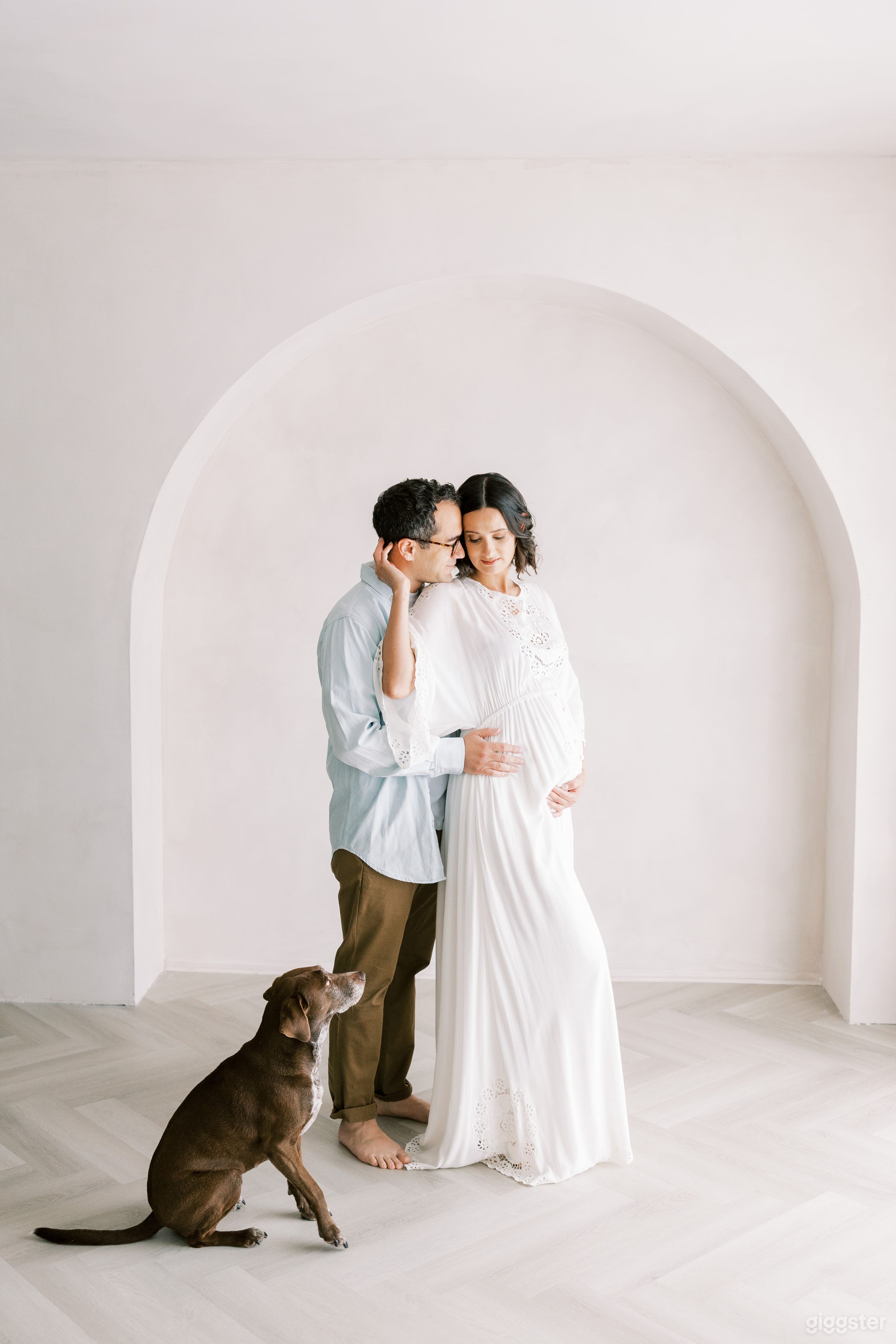 COZY NATURAL LIGHT STUIDO WITH LIMEWASH WALLS Photo 1