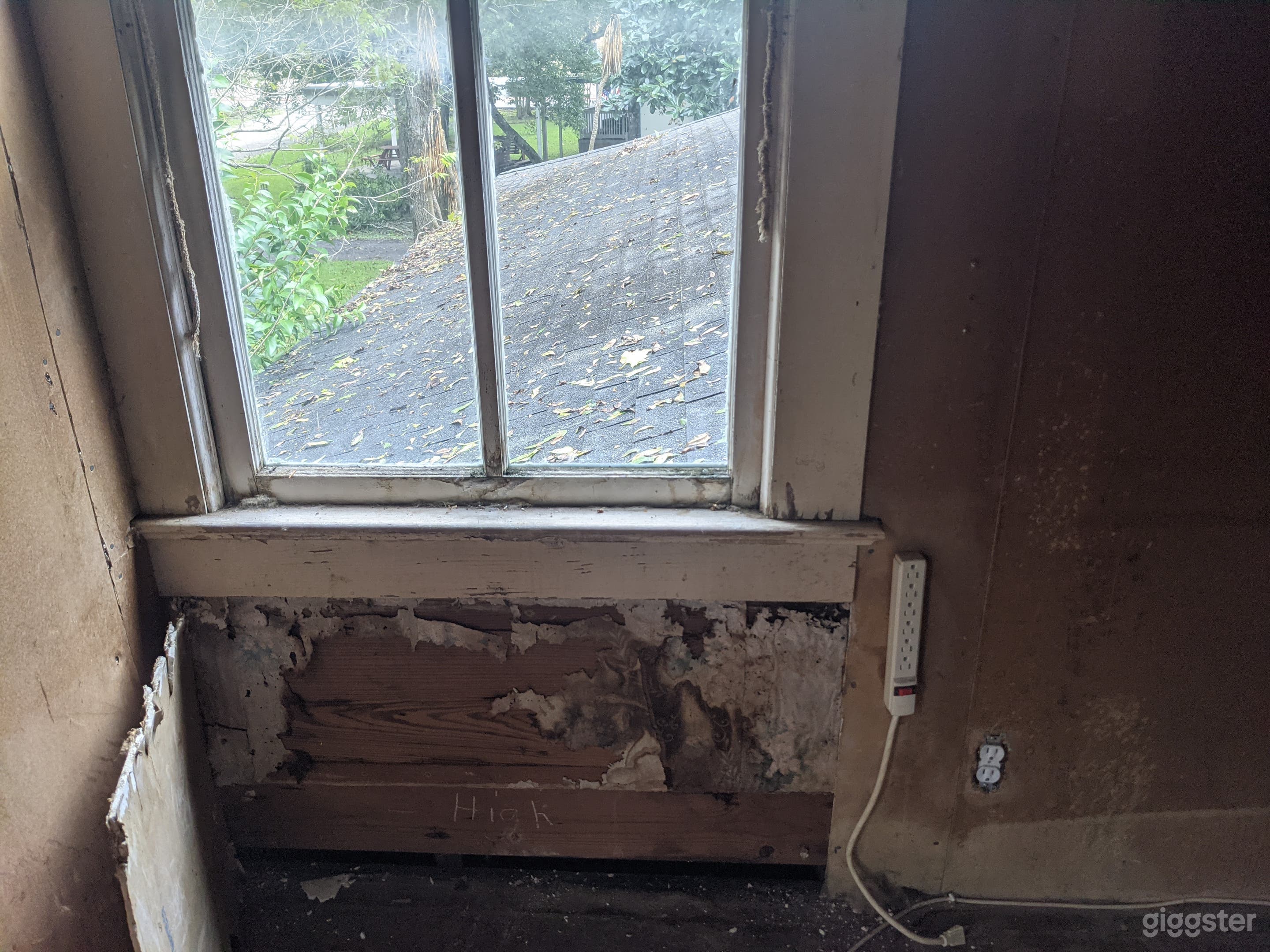 Forgotten timber farmhouse Photo 4