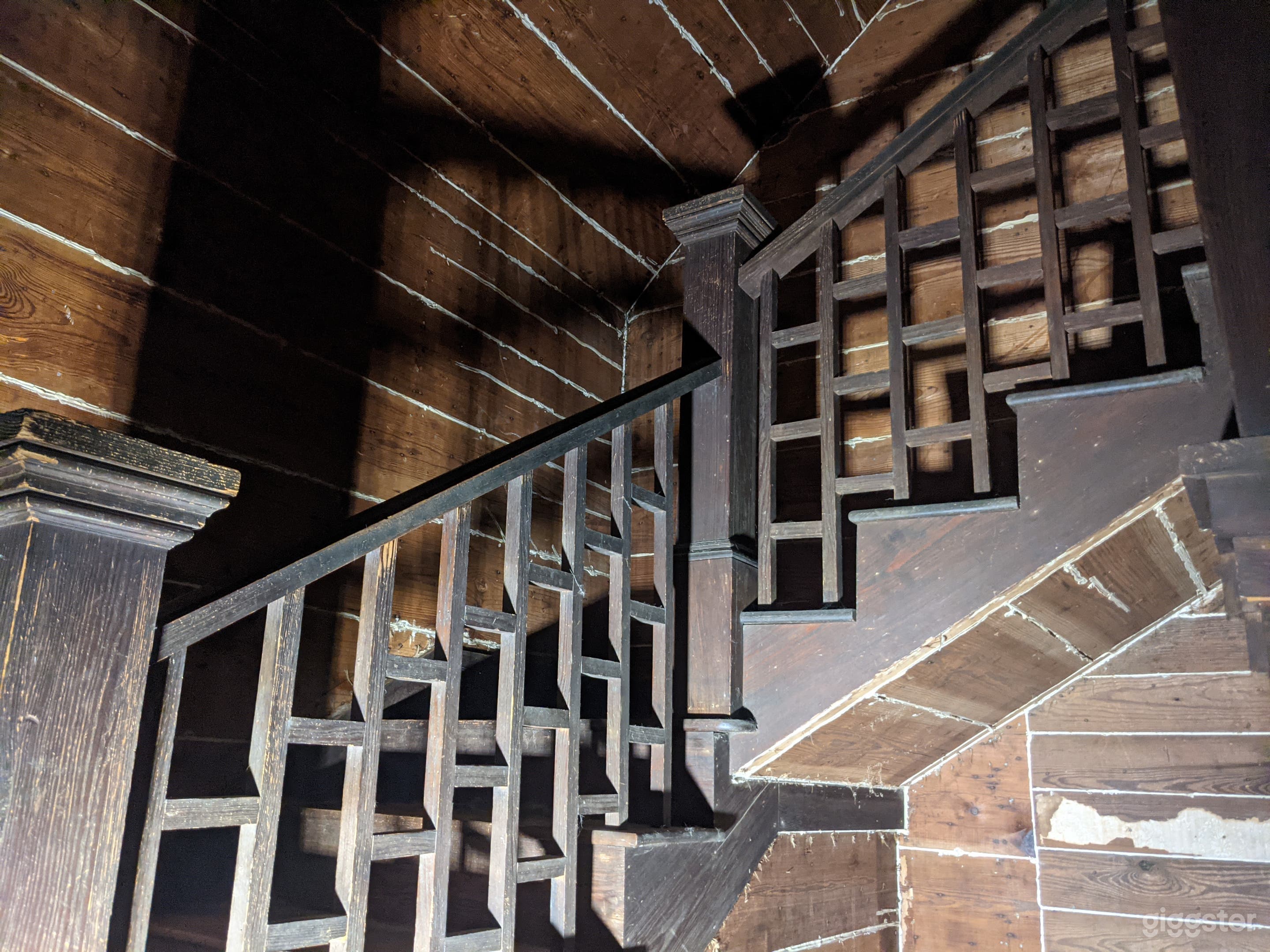 Forgotten timber farmhouse Photo 1