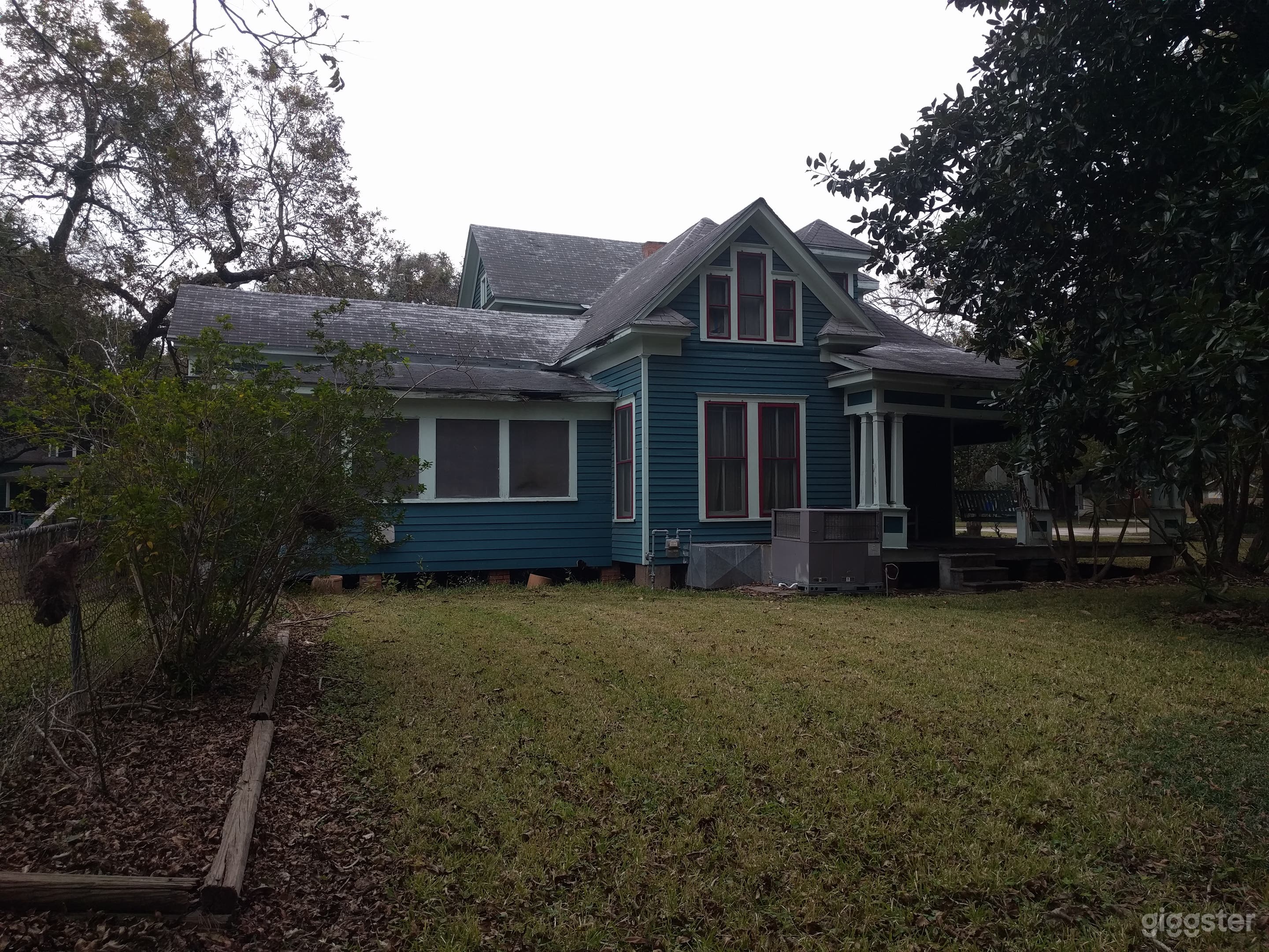 Forgotten timber farmhouse Photo 3