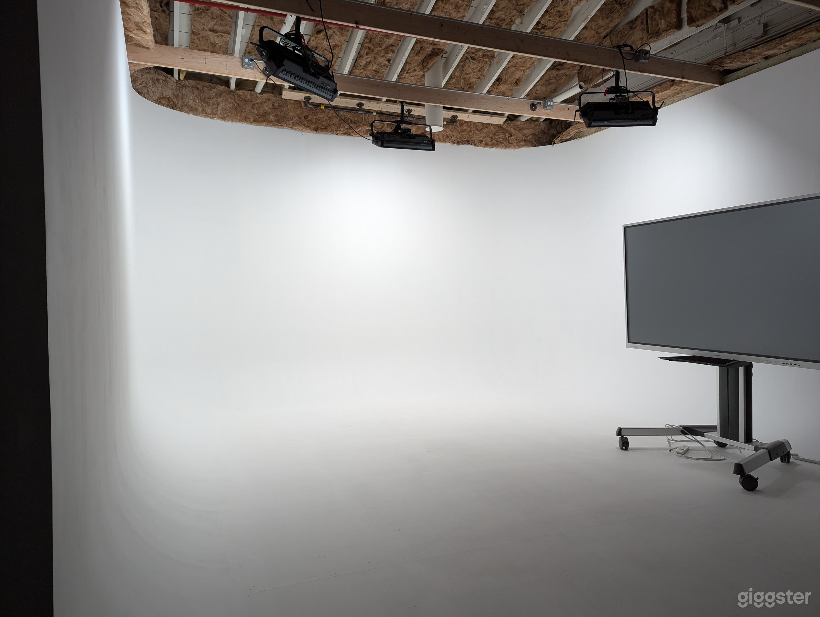 Waukesha Infinity / Cyclorama Wall - Photography and Video Photo 1