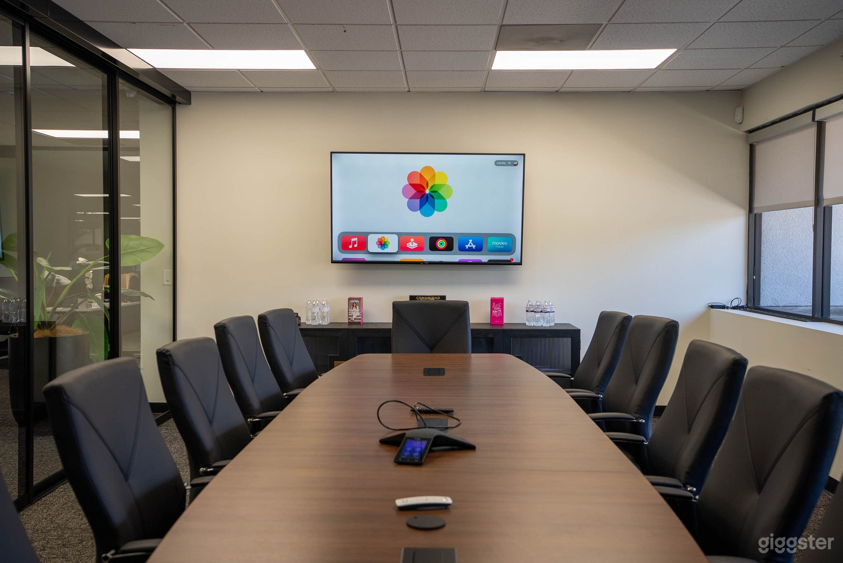 Modern Meeting &amp; Conference Room in Irvine Photo 3