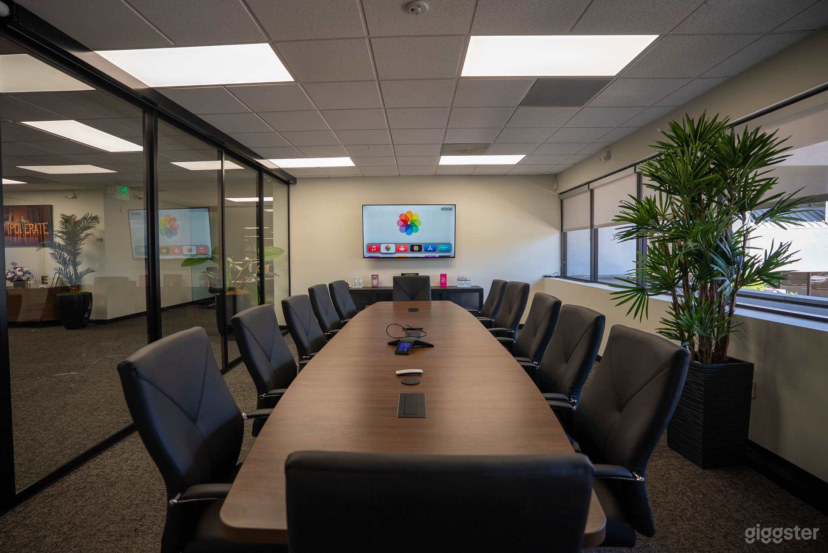 Modern Meeting &amp; Conference Room in Irvine Photo 2