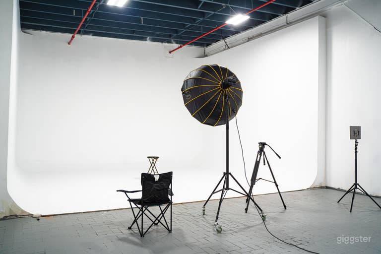  Photography Studio with Cyclorama Wall 
