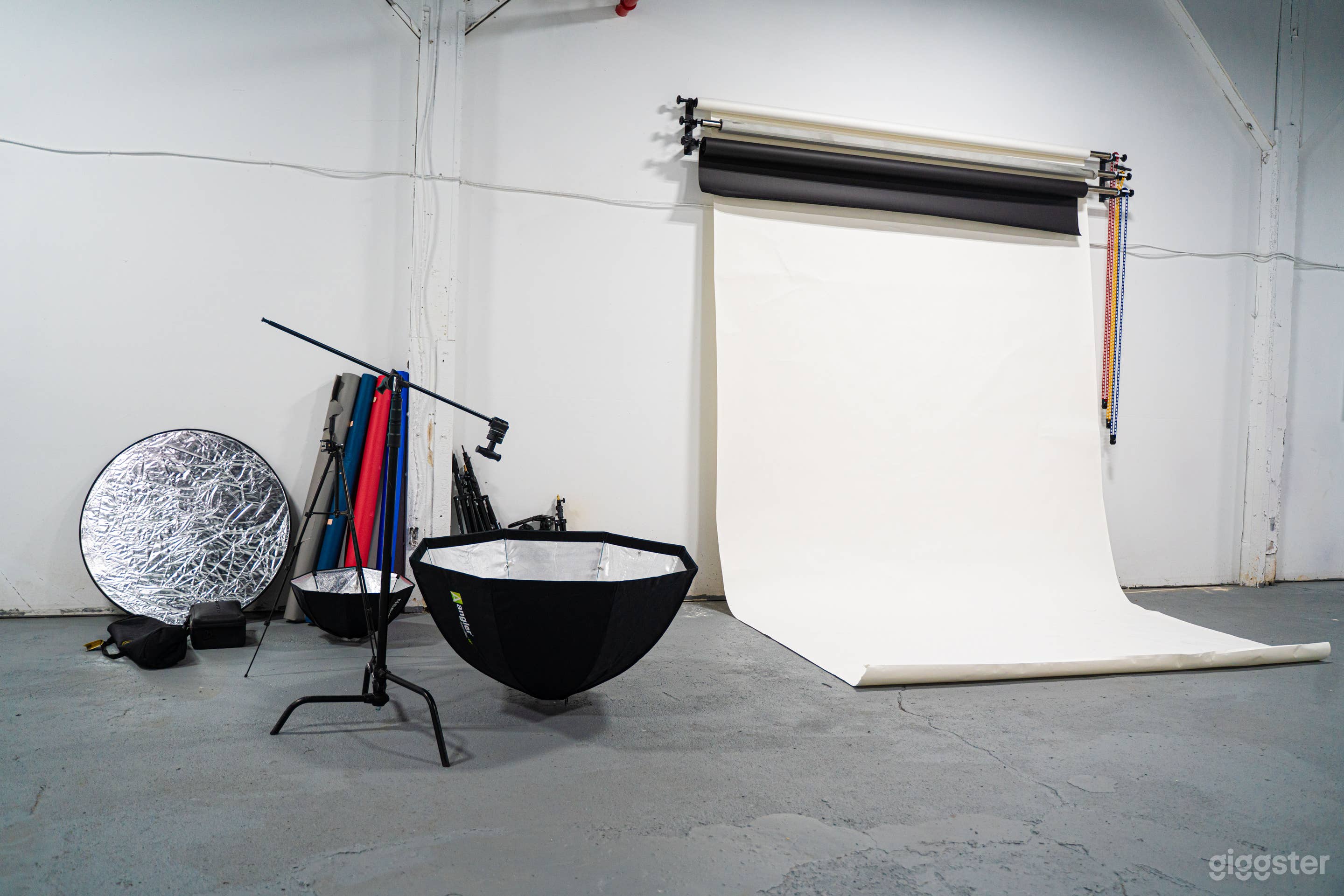 Photography Studio with Cyclorama Wall Photo 2