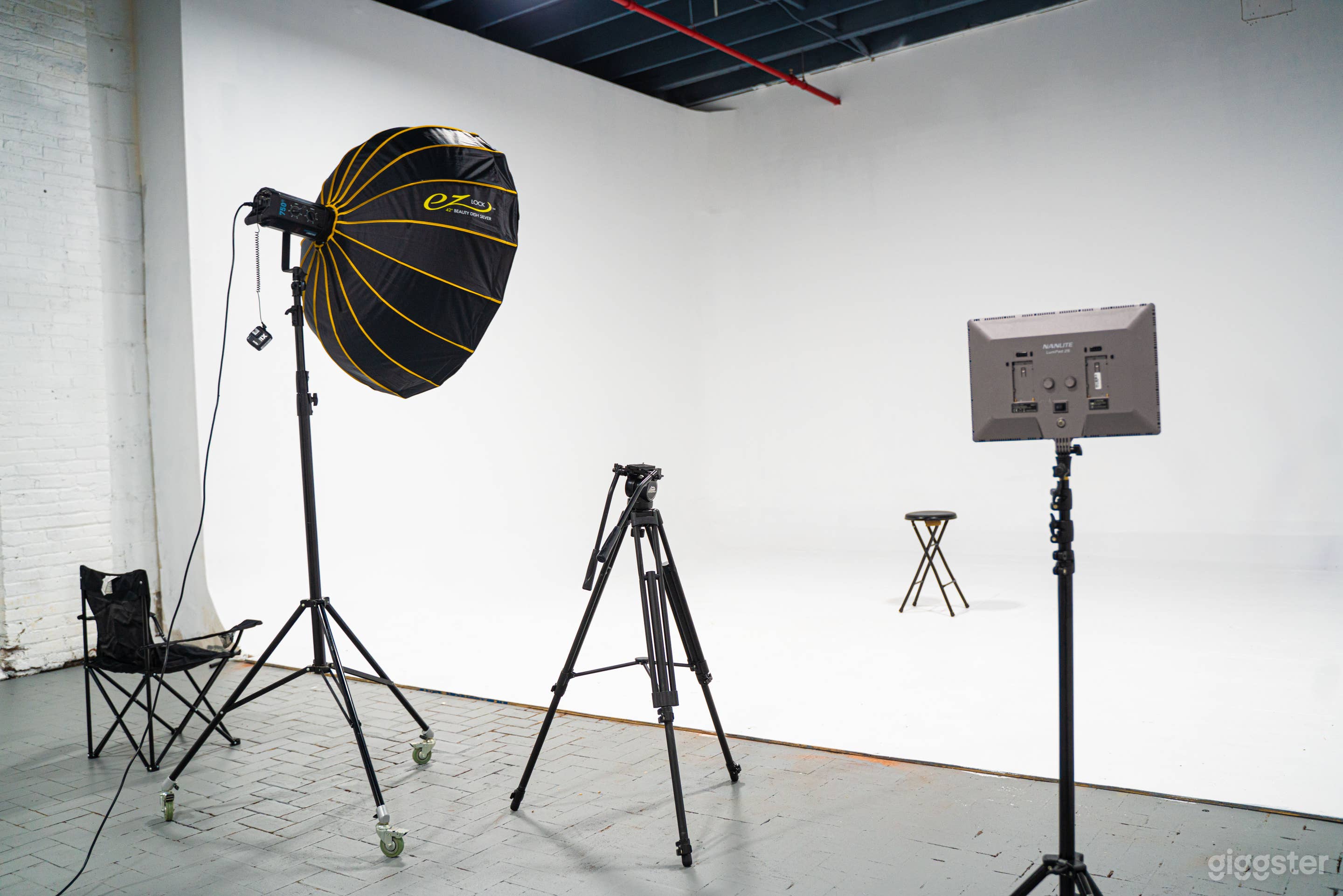 Photography Studio with Cyclorama Wall Photo 4