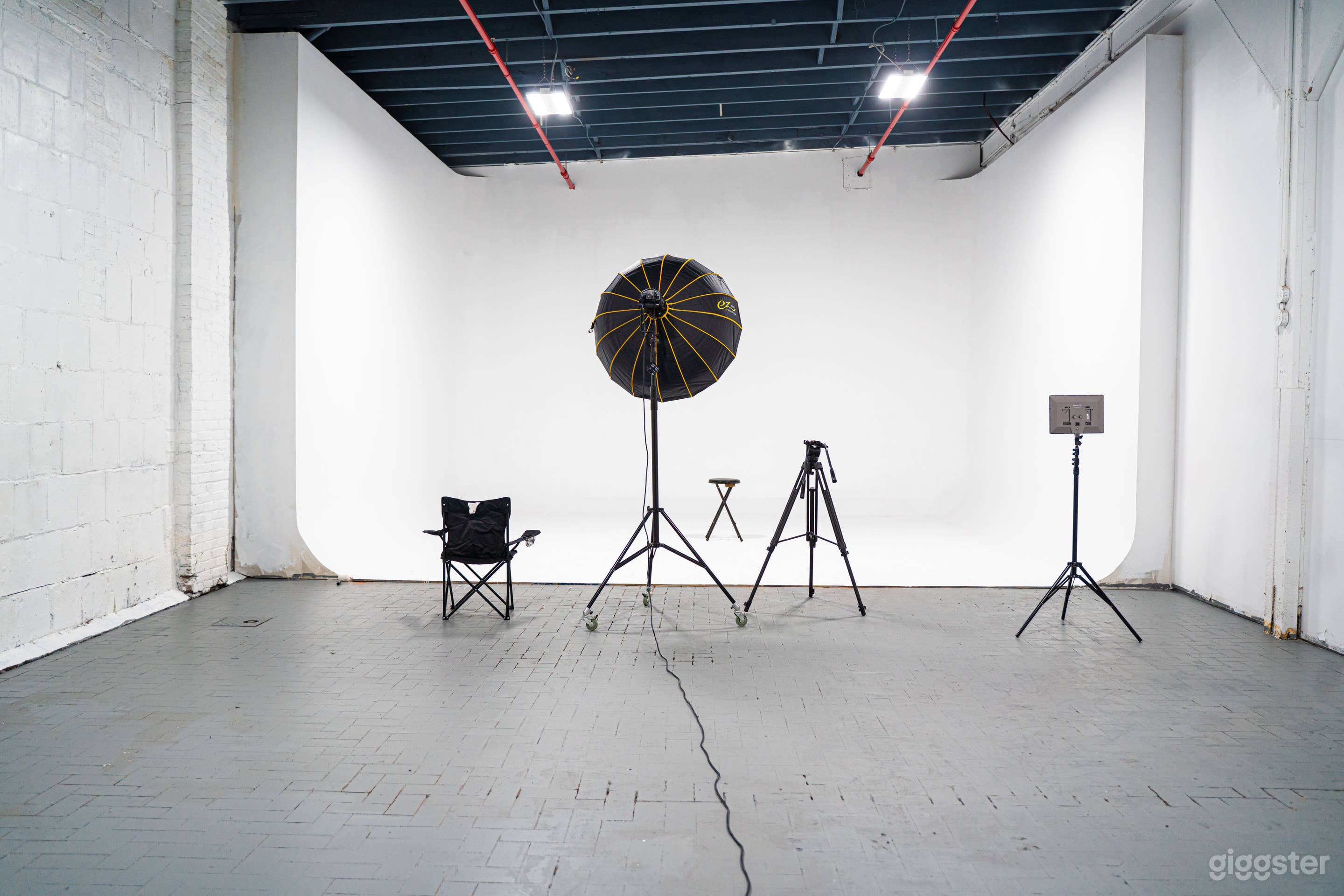 Photography Studio with Cyclorama Wall Photo 3