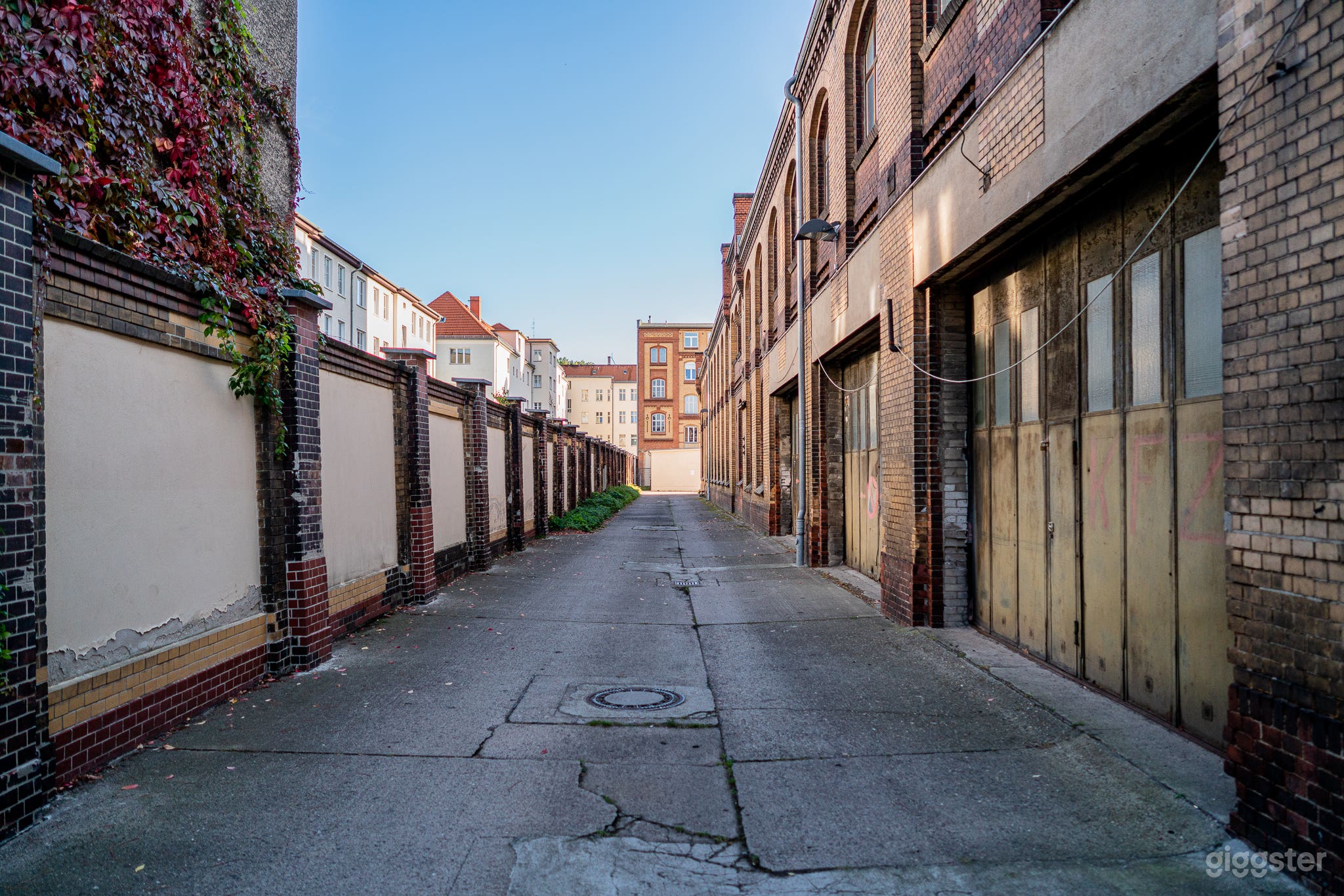 80 m² blauer Industrie-Raum für Shootings und Videos Foto 4