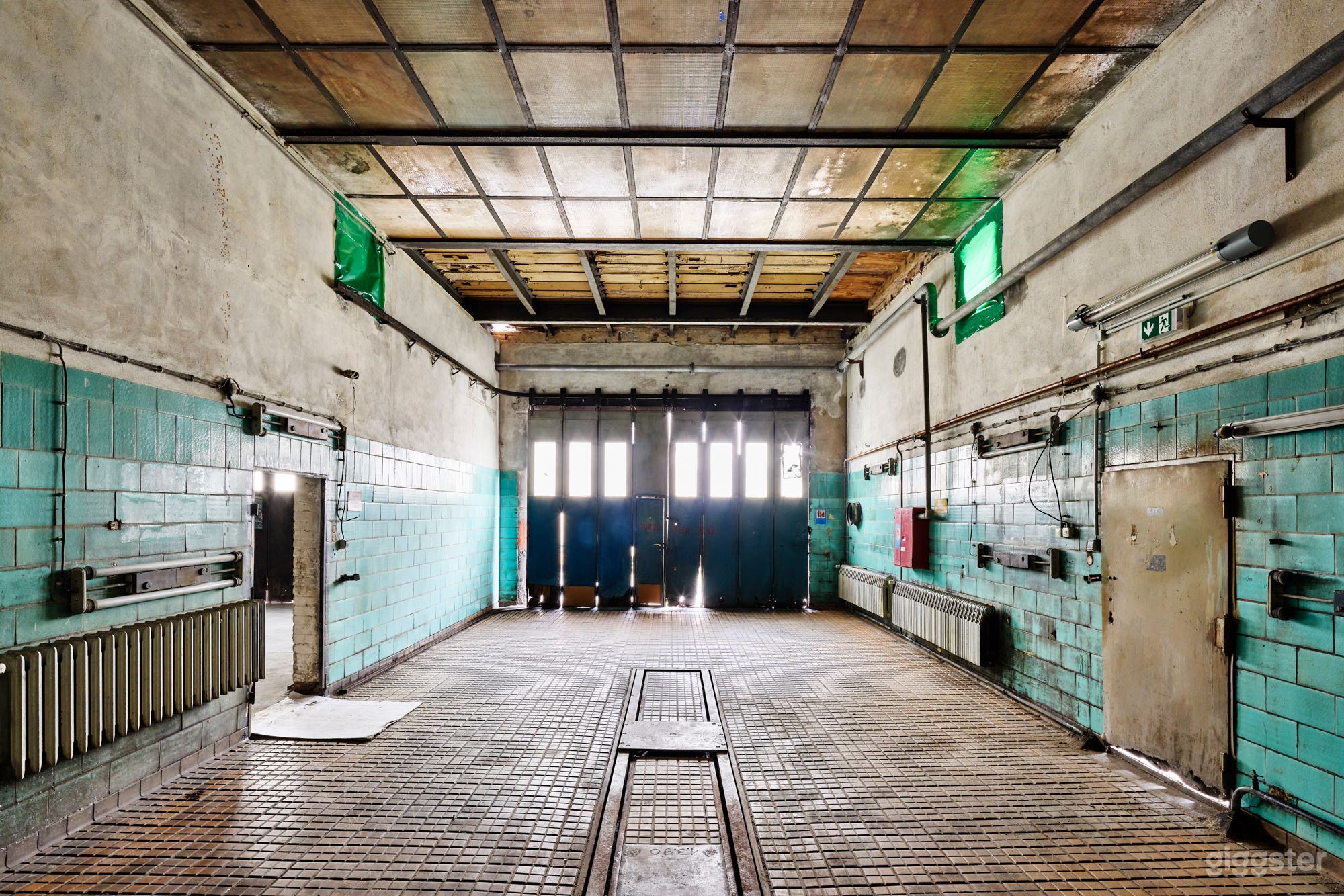 80 m² blauer Industrie-Raum für Shootings und Videos Foto 1