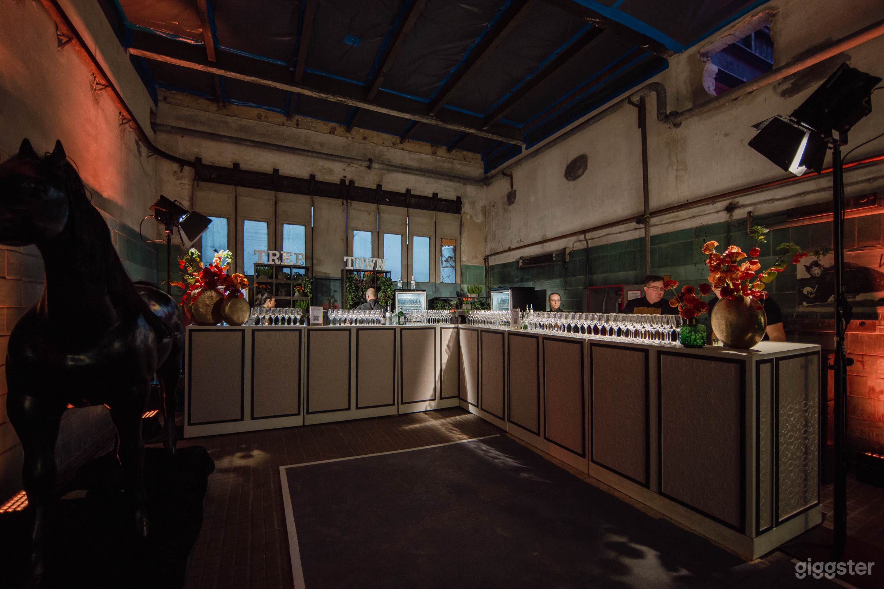 80 m² blauer Industrie-Raum für Shootings und Videos Foto 2