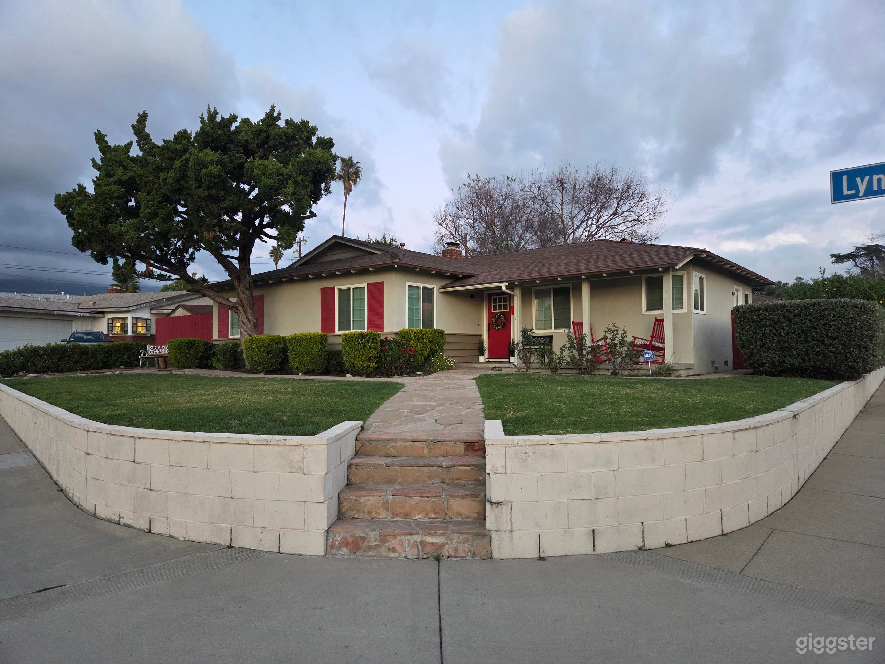 Suburban corner raised house on cul-de-sac large windows Photo 2