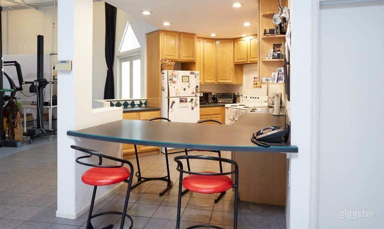  Wide/Bright Photo/Video Studio & Workshop Space  