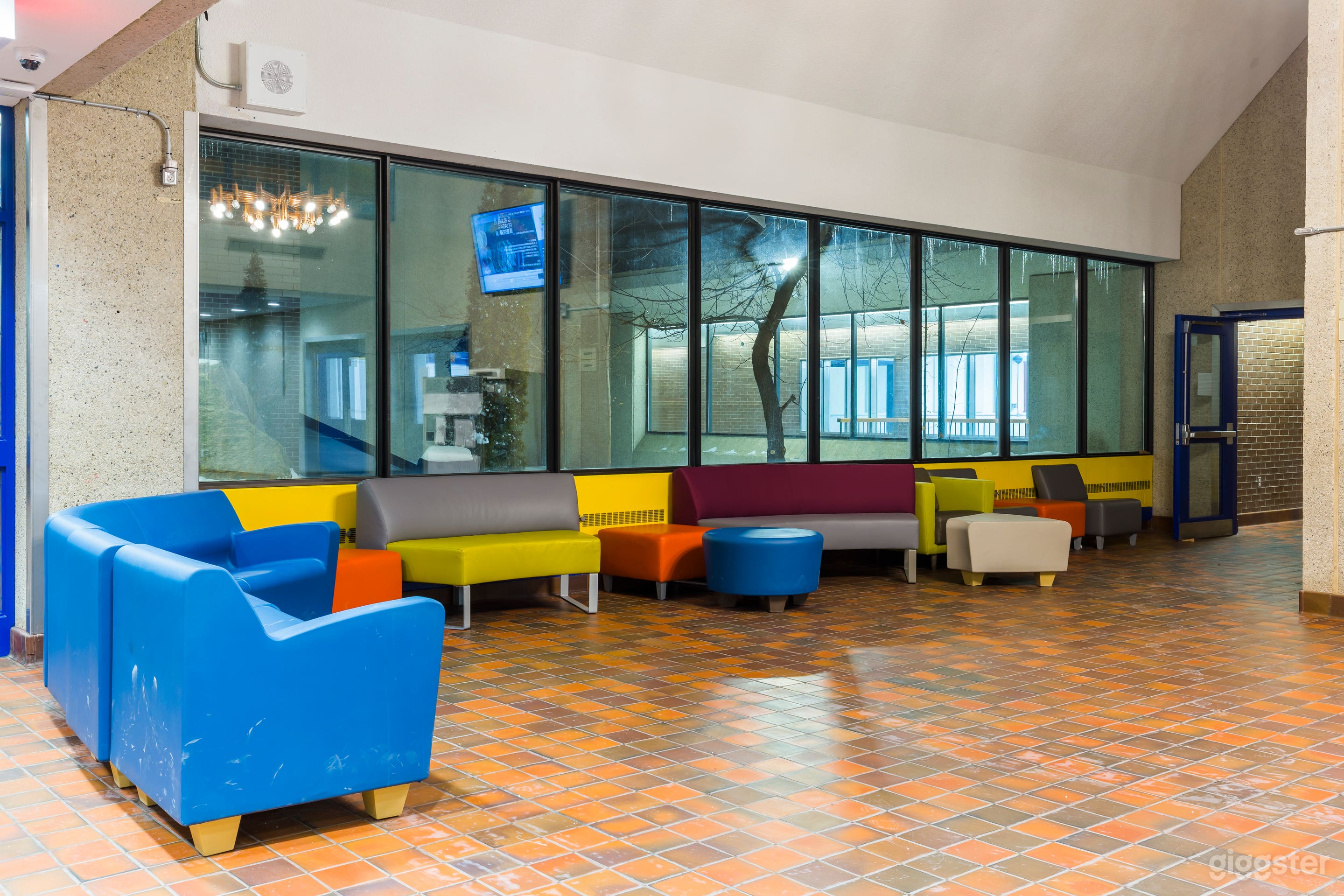 Modern &amp; Vibrant Academic School in Toronto Photo 3