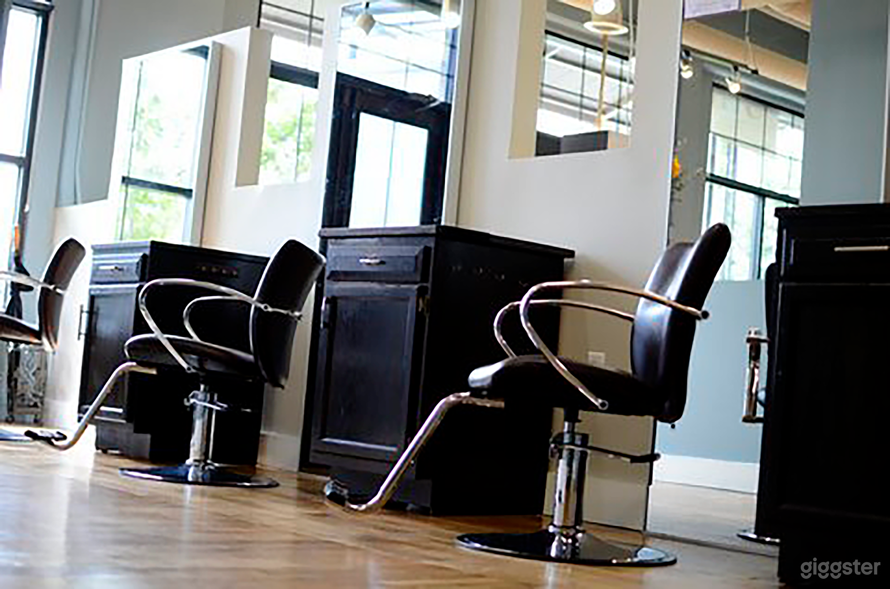 Urban Style Spacious Salon Photo 4