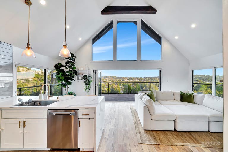  Luxury Hillside Manor w/ Sprawling Highland Views 