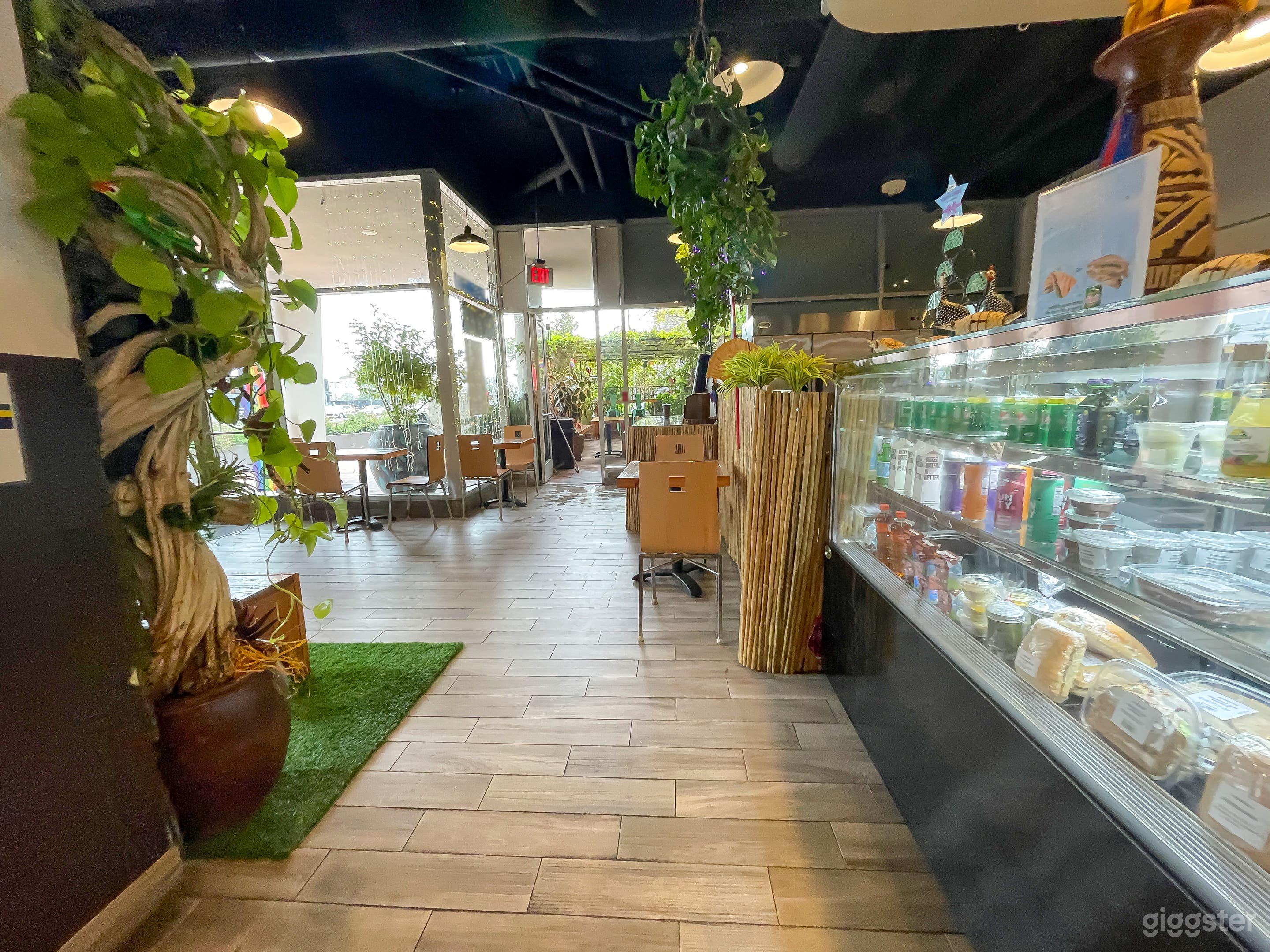 Spacious Tropical Cafe Photo 3