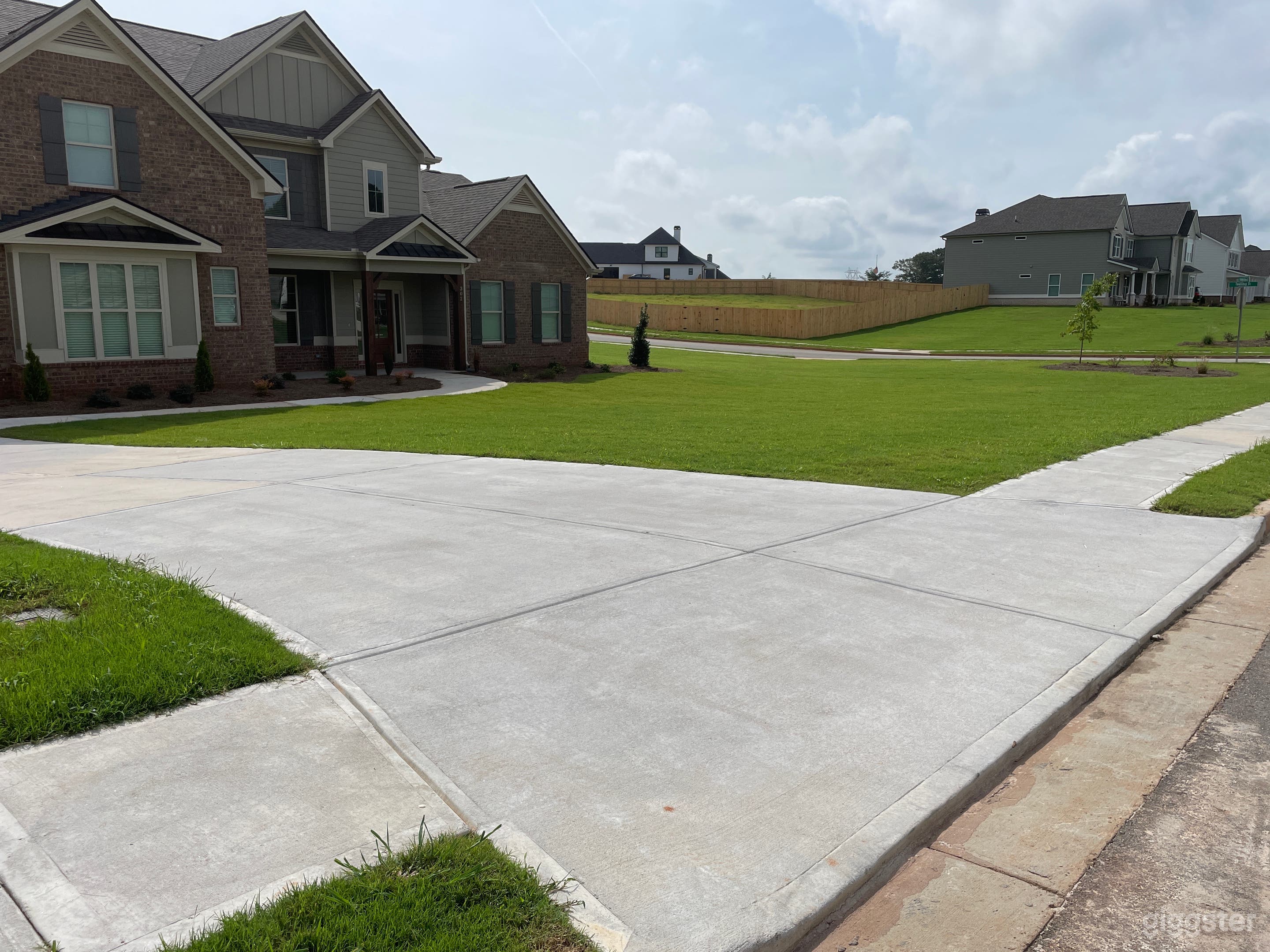 Corner lot big drive way