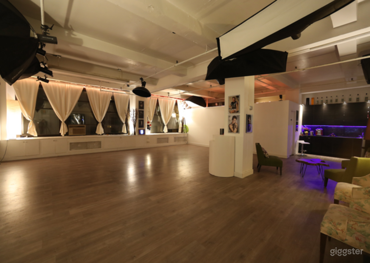 Spacious Modern Studio Photo 3