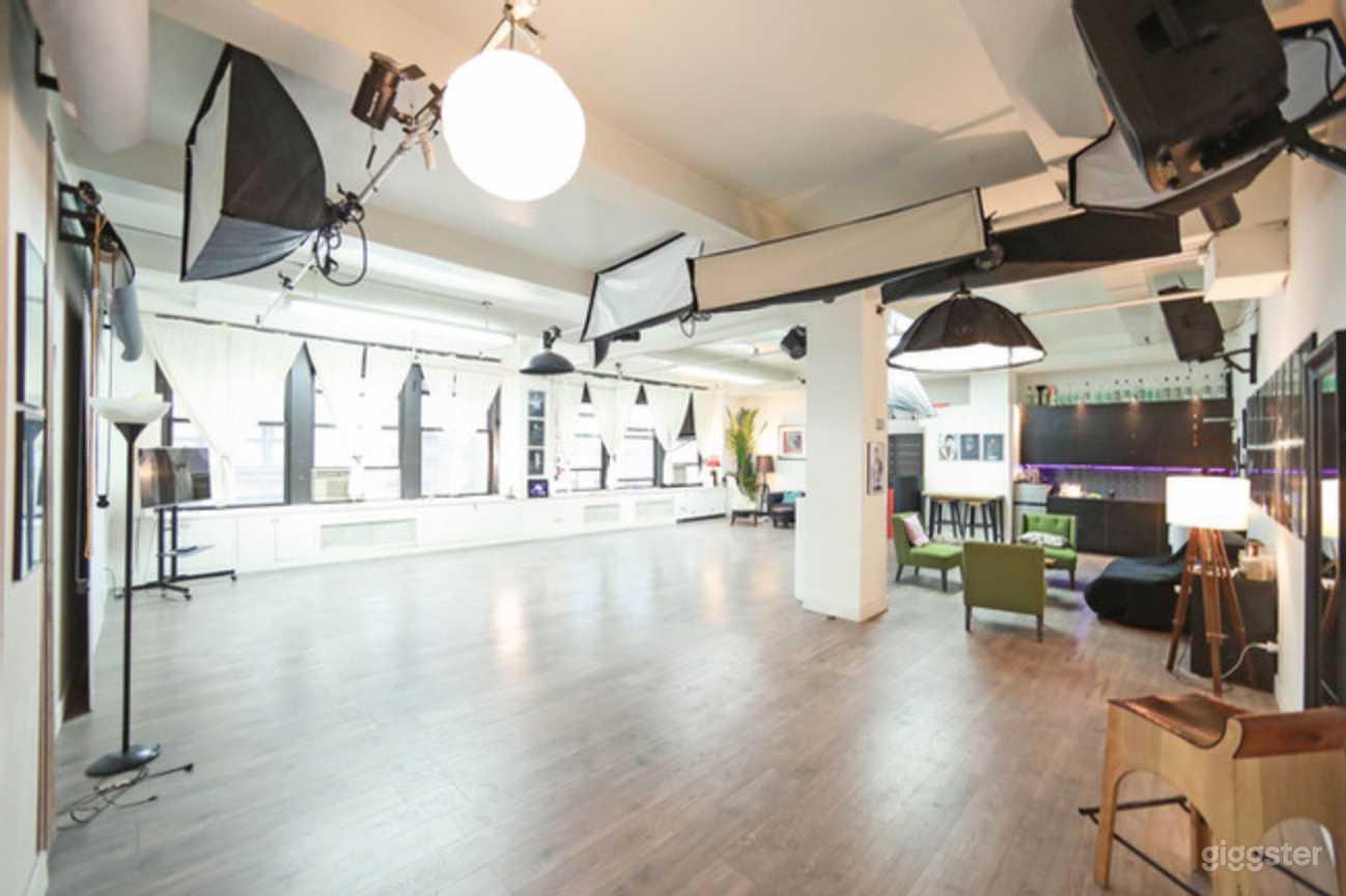 Spacious Modern Studio Photo 1
