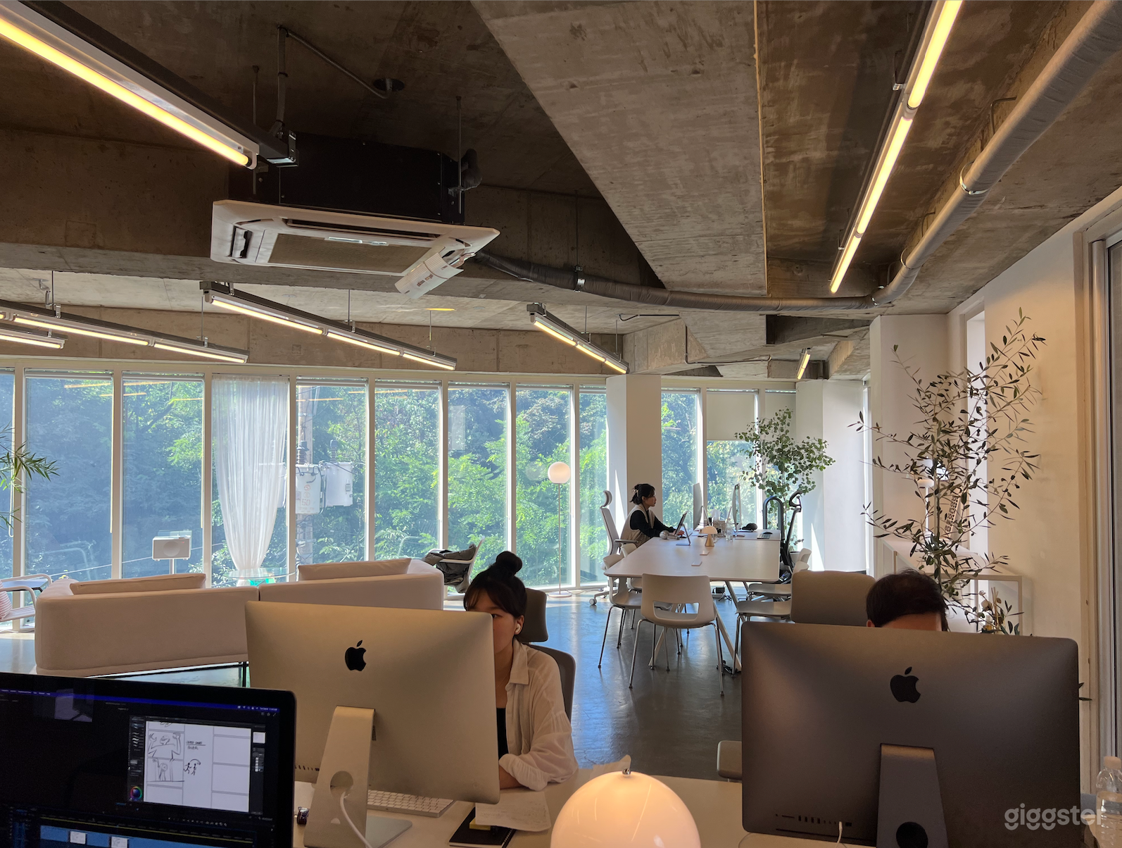 Office with good lighting and view Photo 1