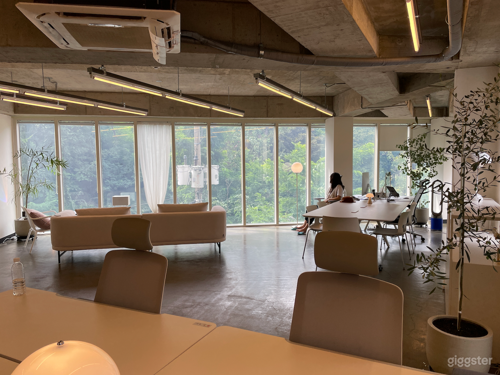 Office with good lighting and view Photo 2