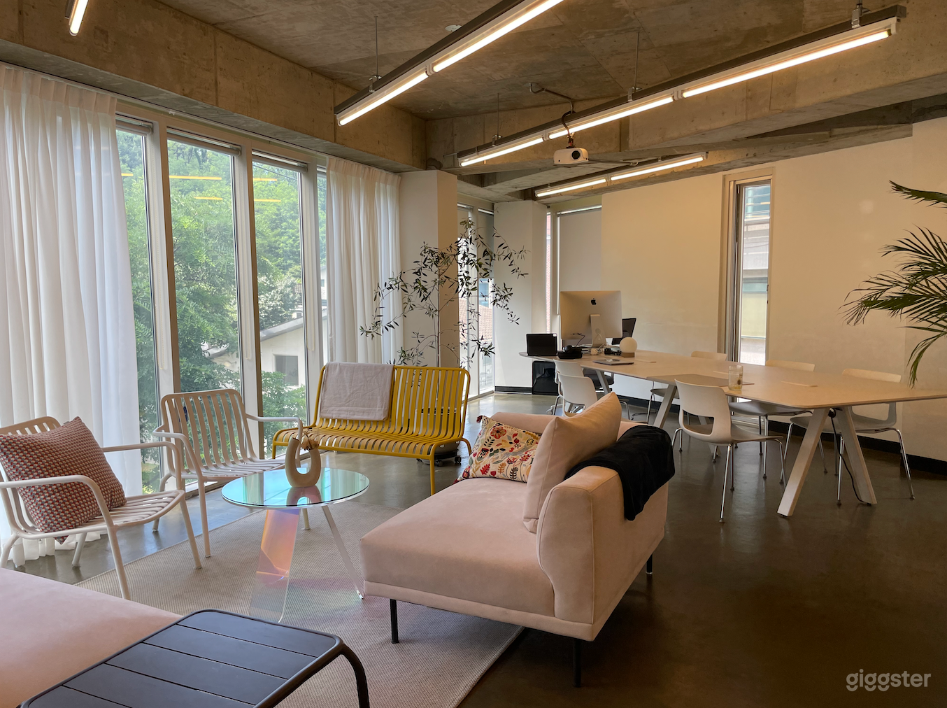 Office with good lighting and view Photo 4