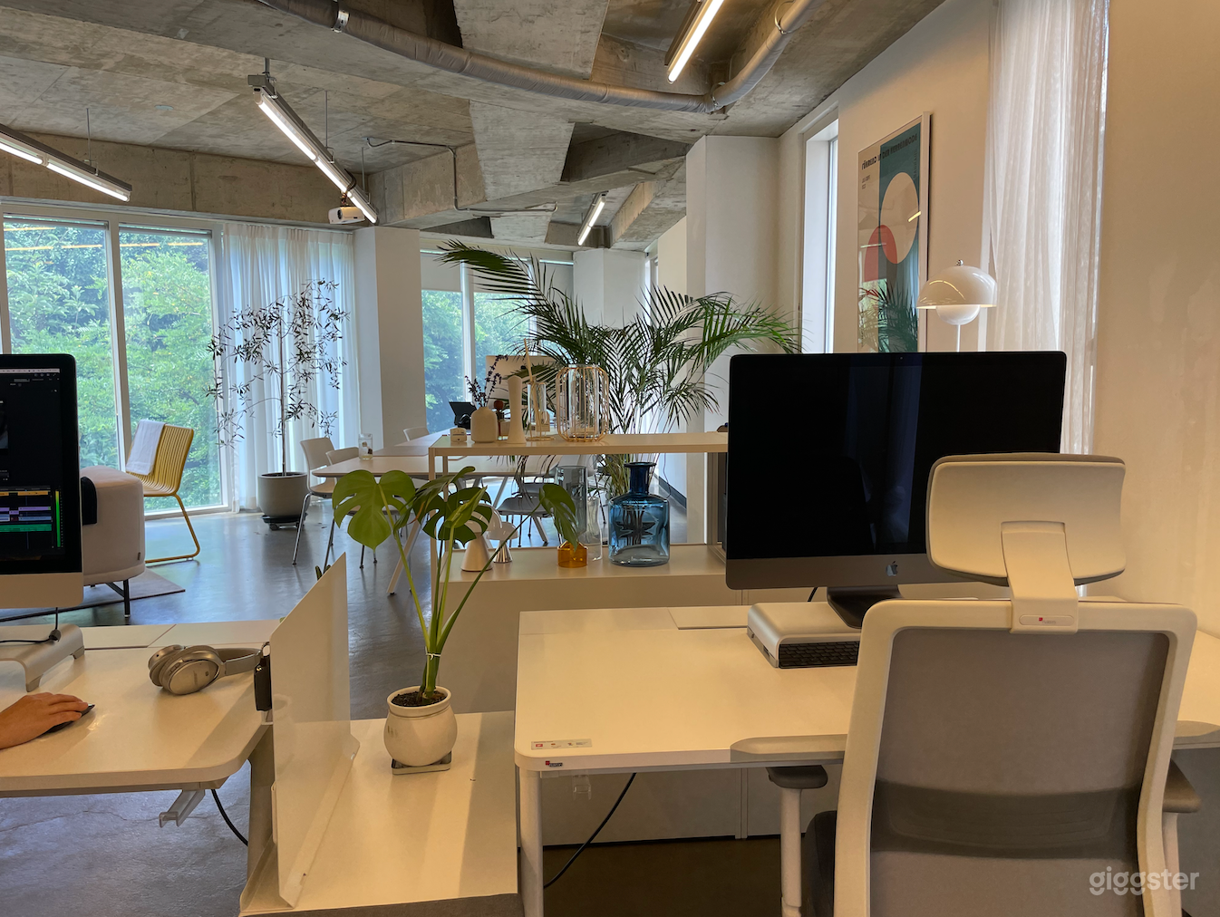 Office with good lighting and view Photo 3