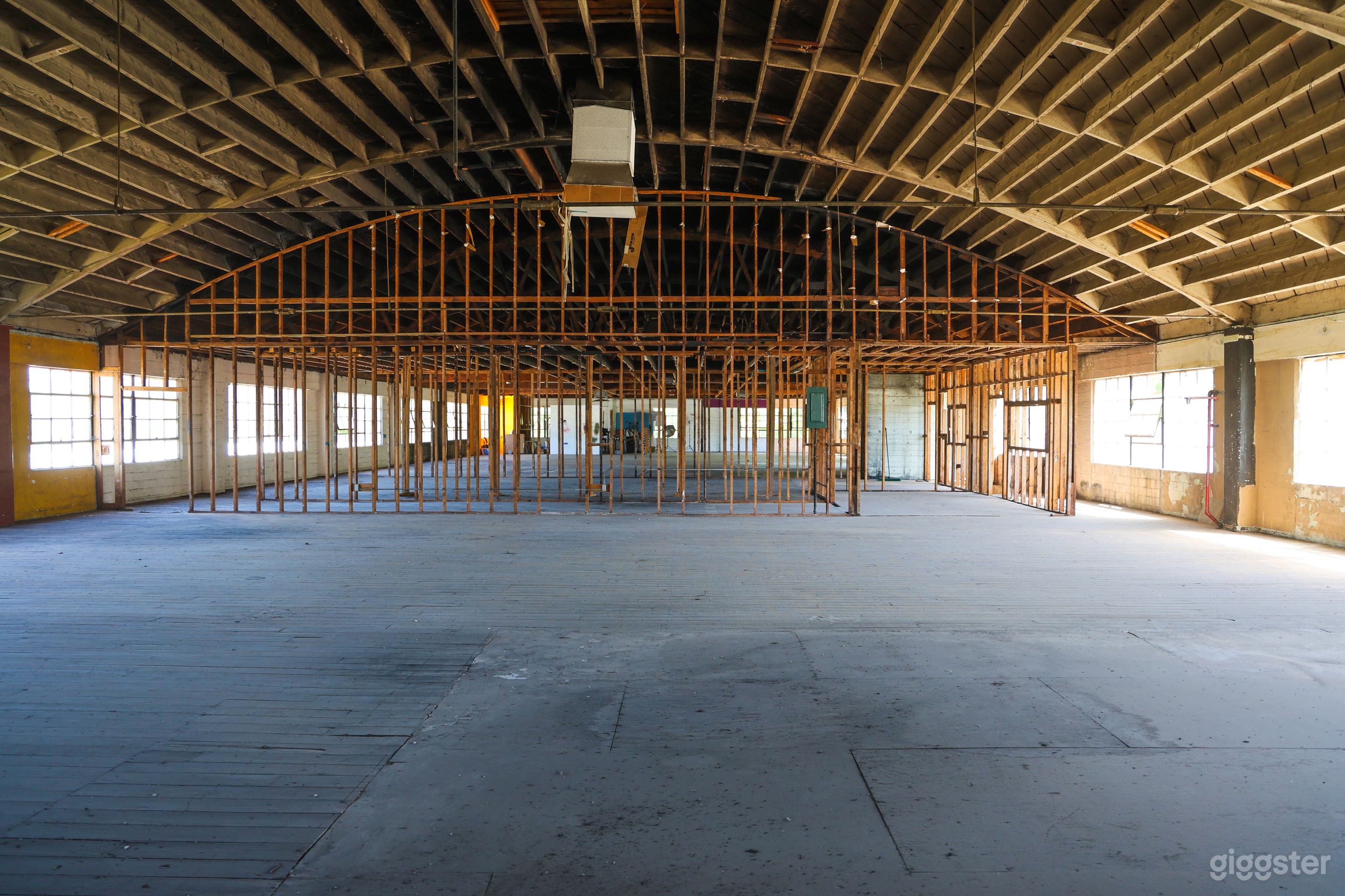 Beautiful Raw Industrial Warehouse on the Grid Photo 2