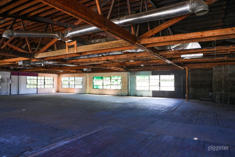  Beautiful Raw Industrial Warehouse on the Grid 