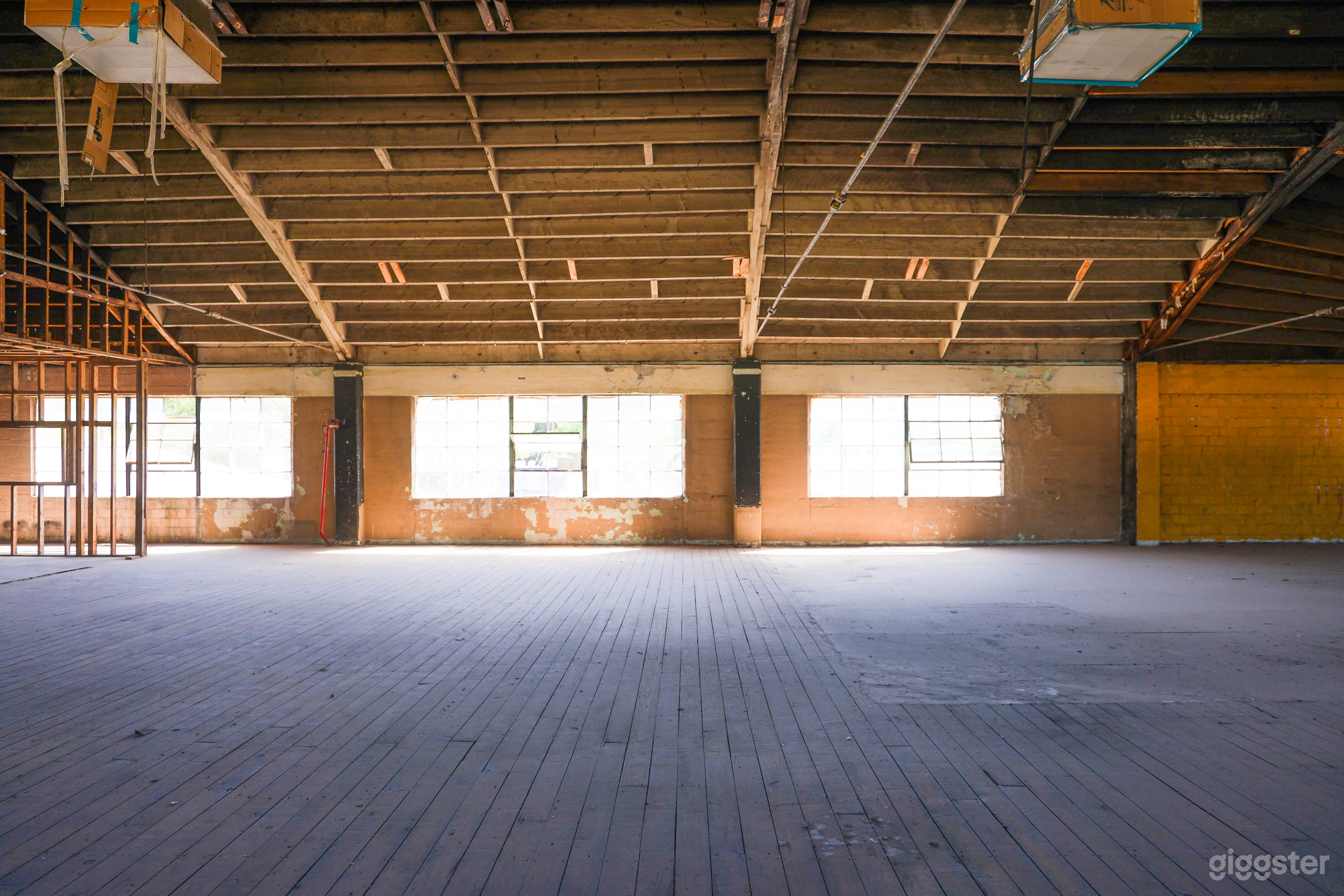 Beautiful Raw Industrial Warehouse on the Grid Photo 4