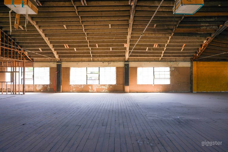  Beautiful Raw Industrial Warehouse on the Grid 