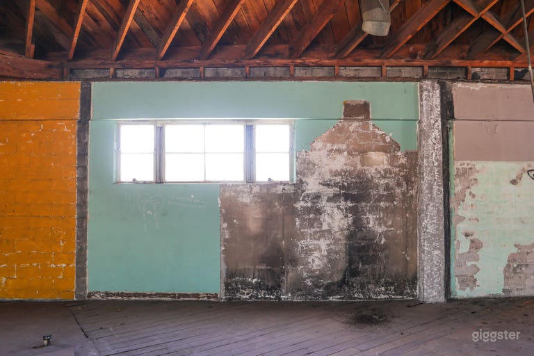  Beautiful Raw Industrial Warehouse on the Grid 