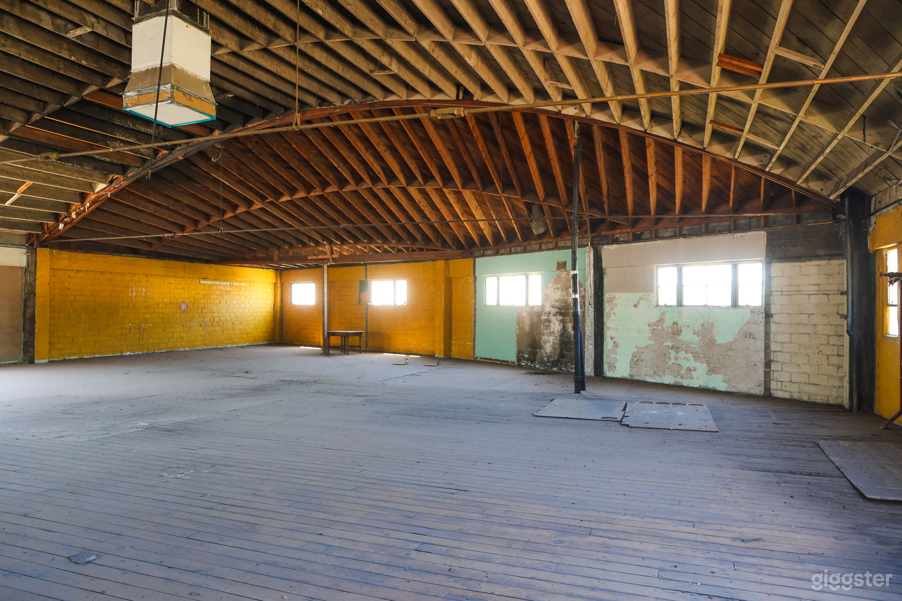 Beautiful Raw Industrial Warehouse on the Grid Photo 1